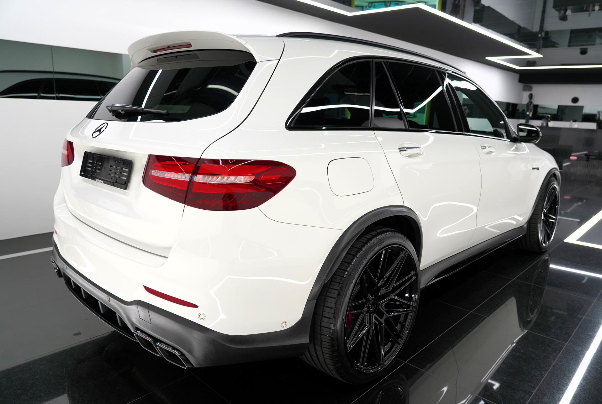 MERCEDES-BENZ GLC 63 S AMG 4Matic+-showroom-element-3