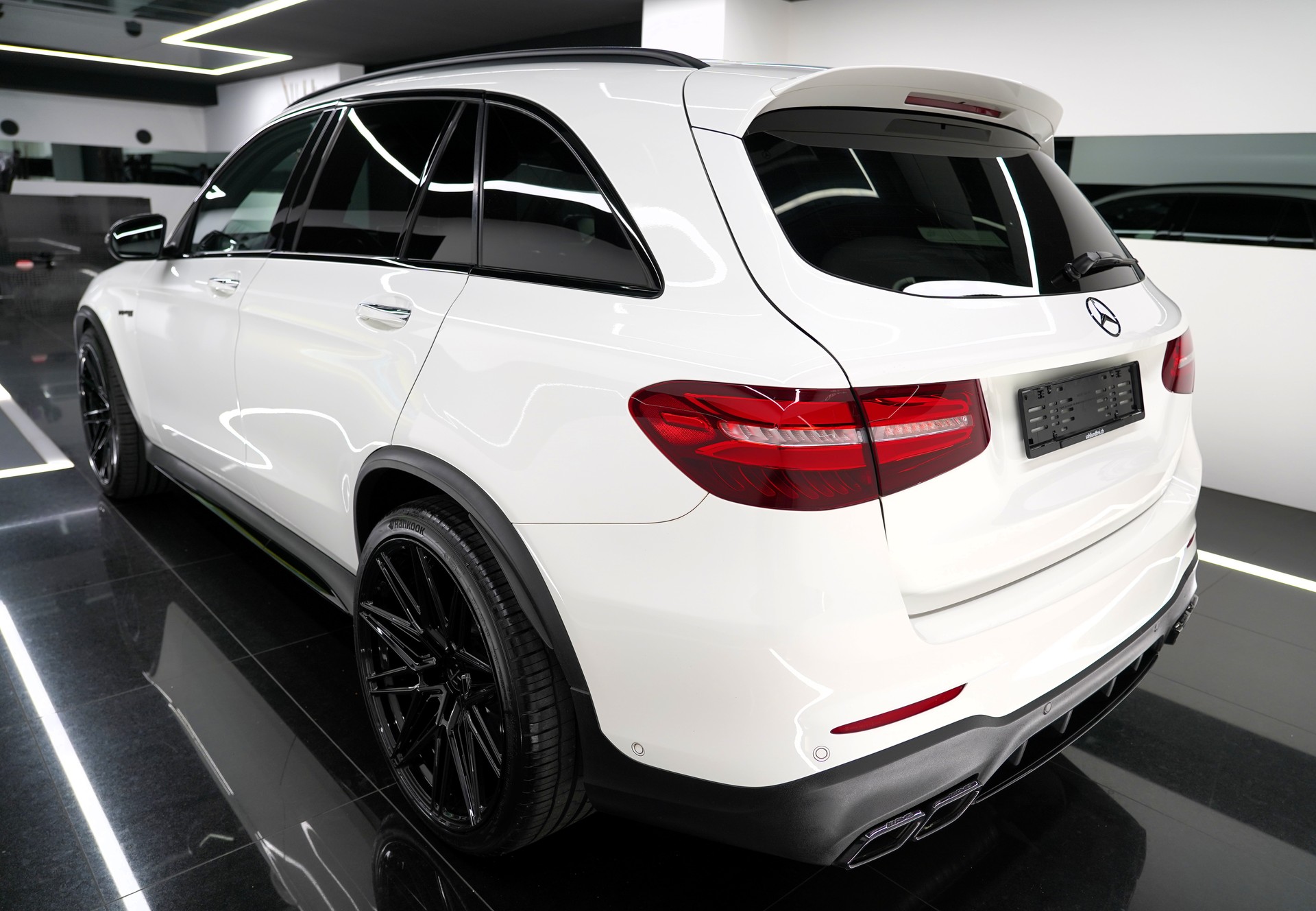 MERCEDES-BENZ GLC 63 S AMG 4Matic+-image-4