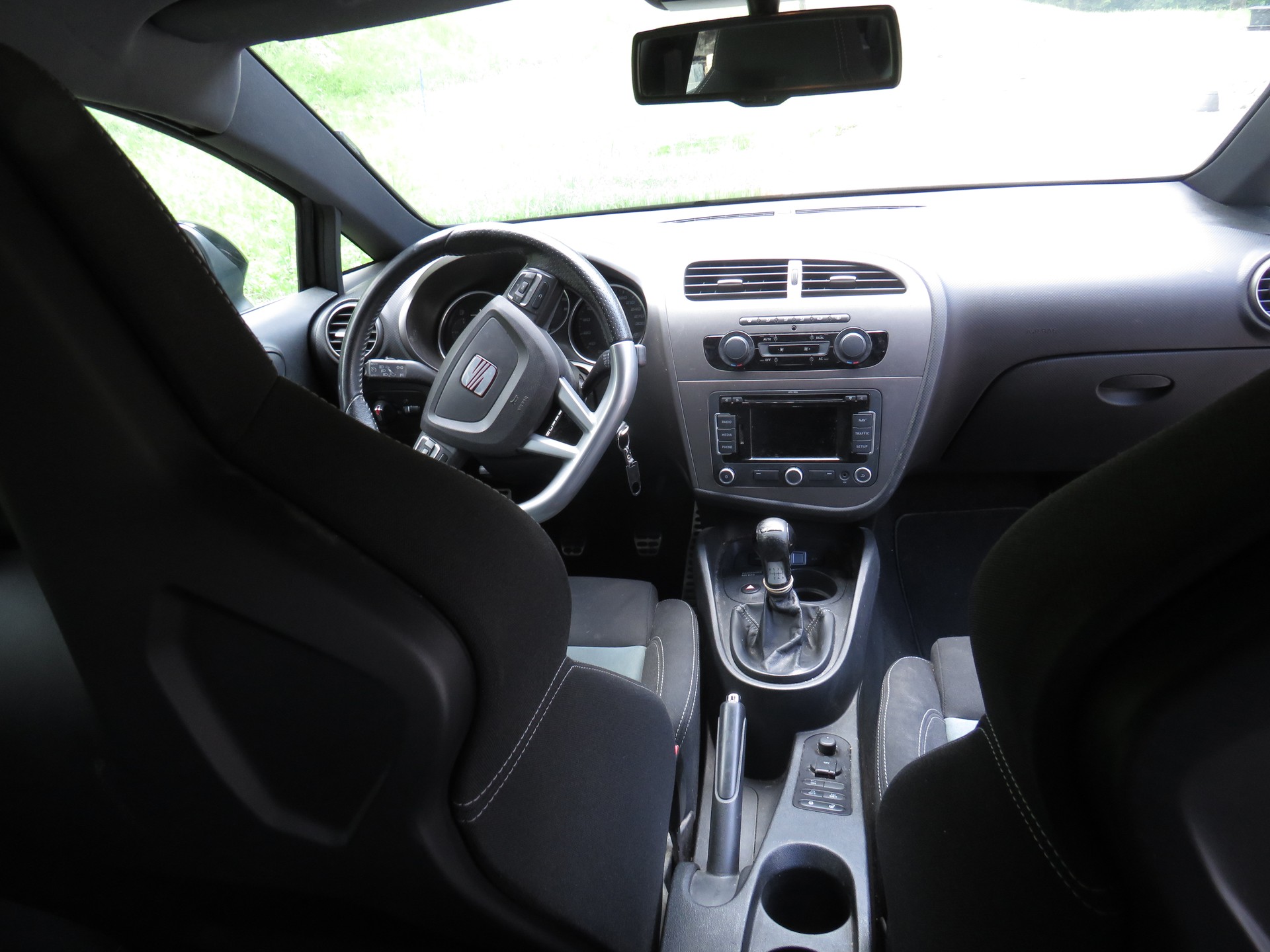 SEAT 2.0 TSI R310 White Edition-image-2