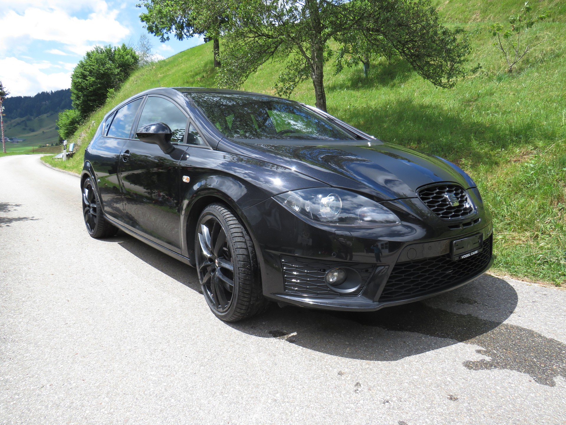 SEAT 2.0 TSI R310 White Edition-image-0