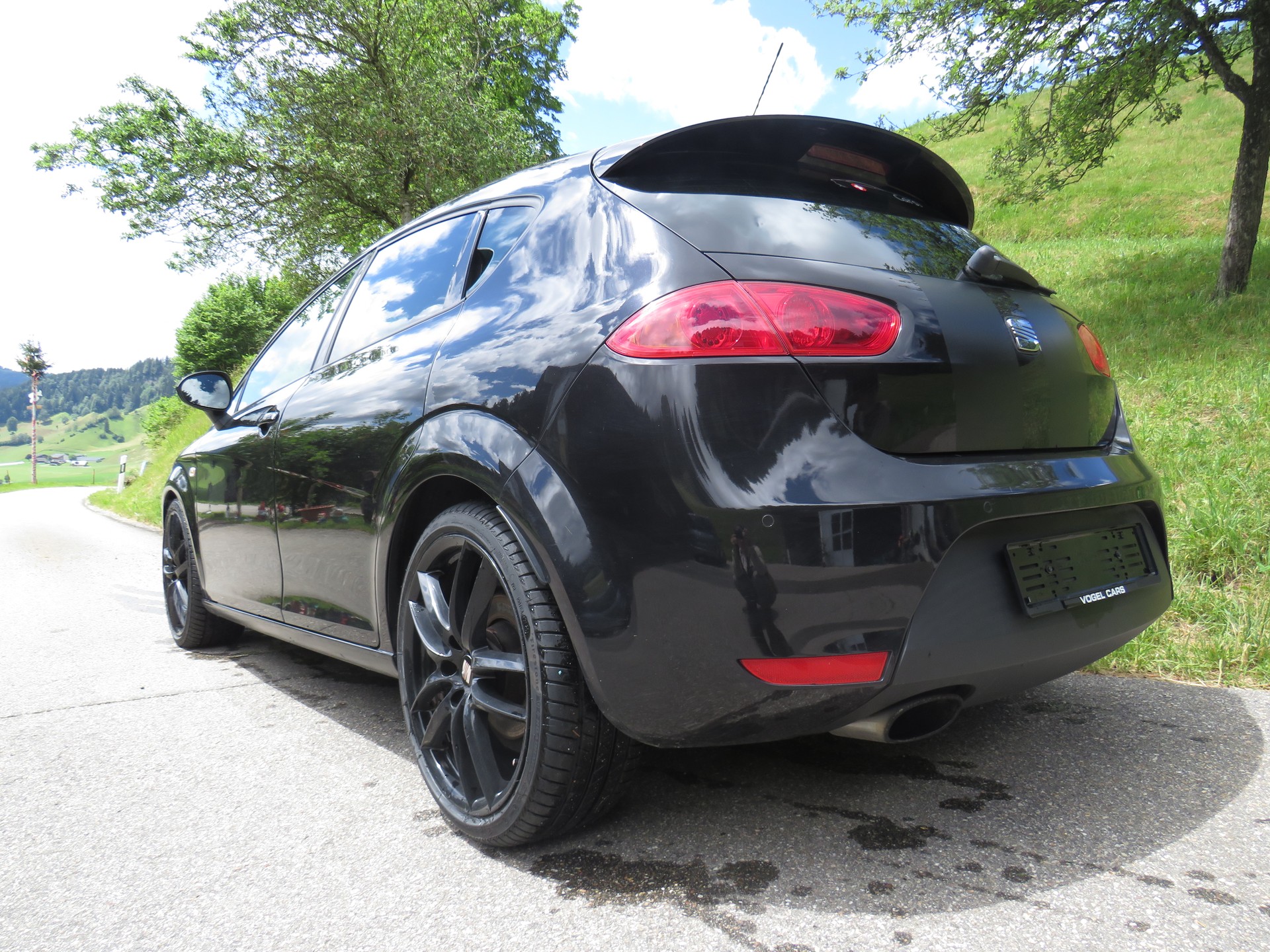 SEAT 2.0 TSI R310 White Edition-image-1