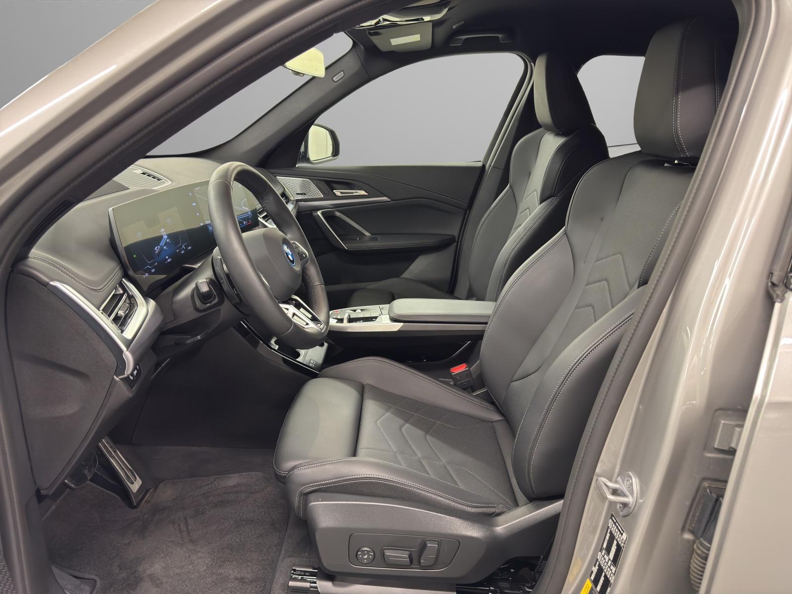 BMW iX1 30 xDrive-image-10