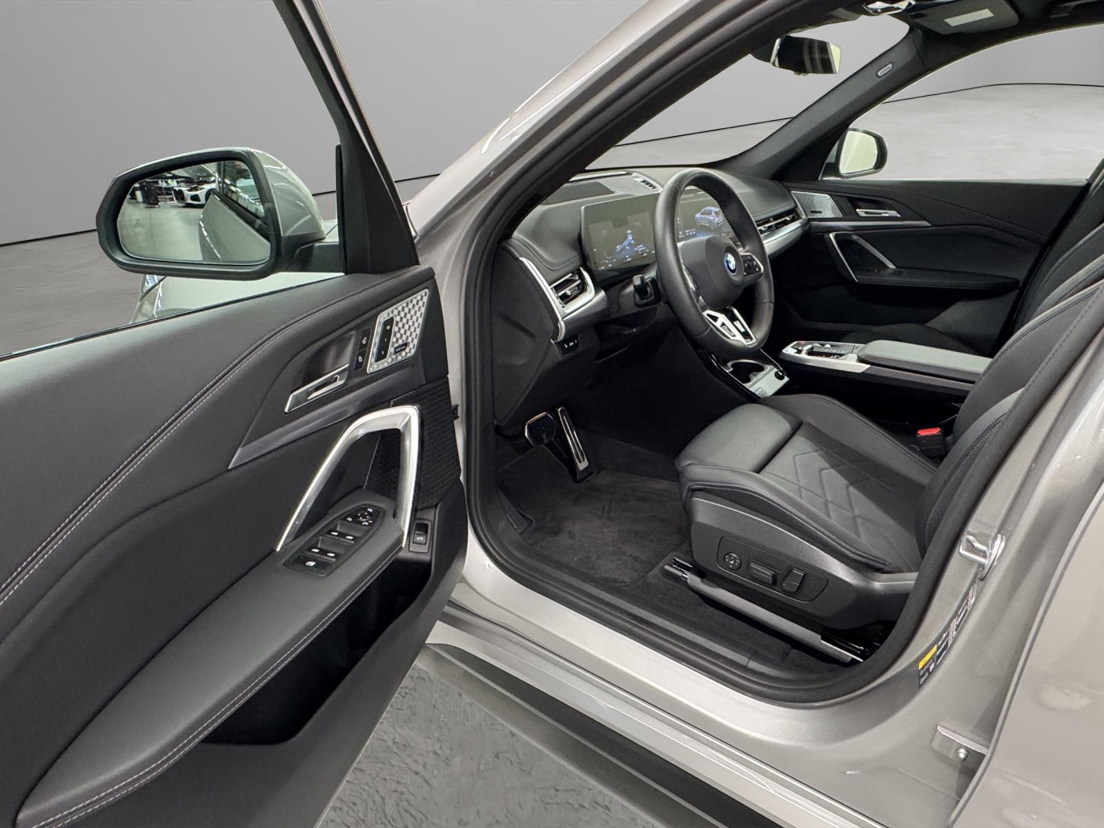 BMW iX1 30 xDrive-image-11