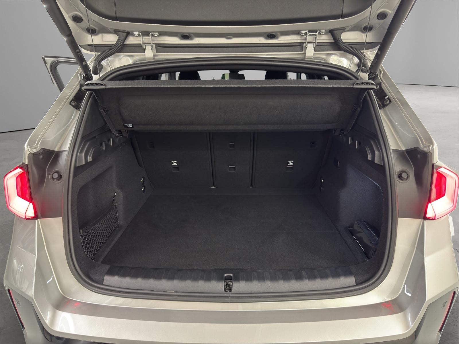 BMW iX1 30 xDrive-image-9