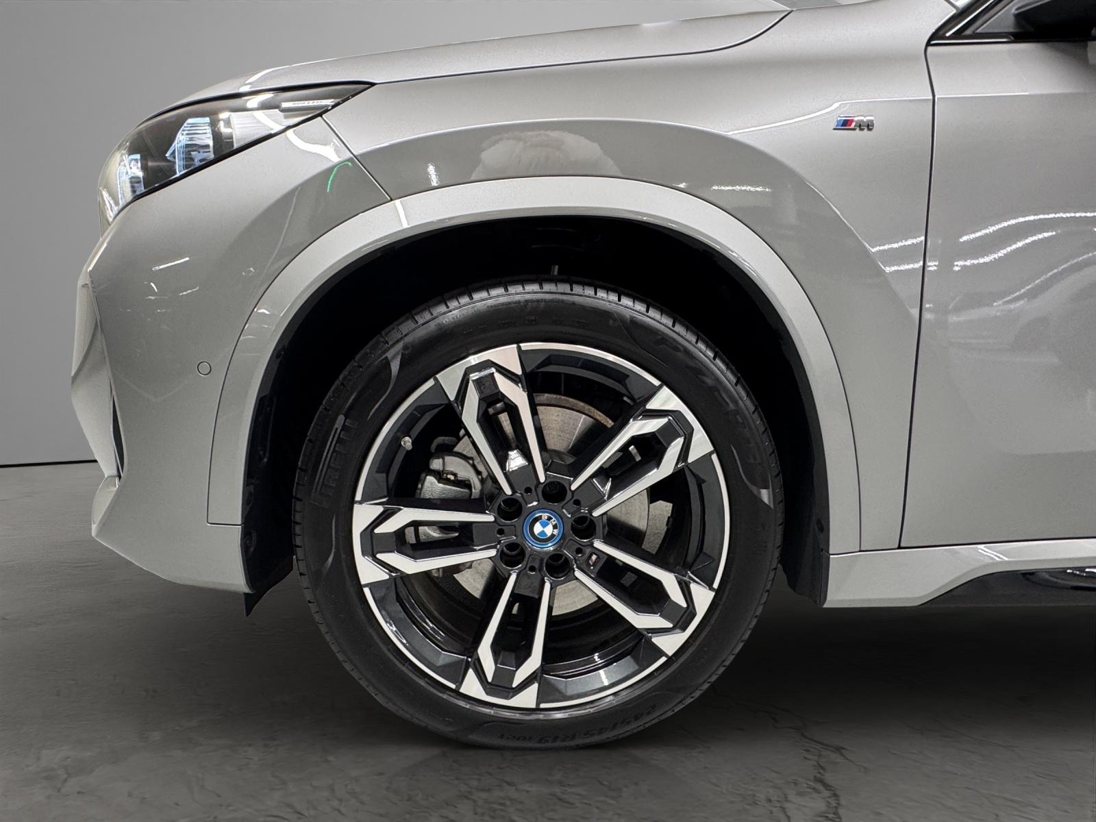 BMW iX1 30 xDrive-image-8