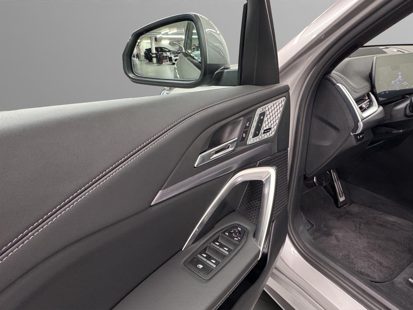 BMW iX1 30 xDrive-image-12