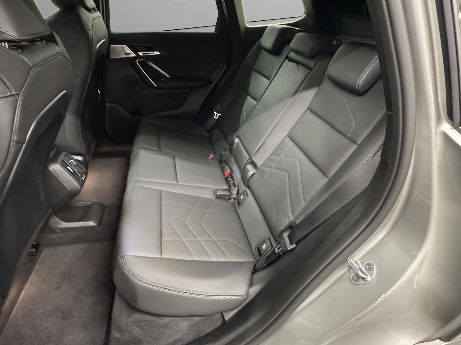 BMW iX1 30 xDrive-image-13