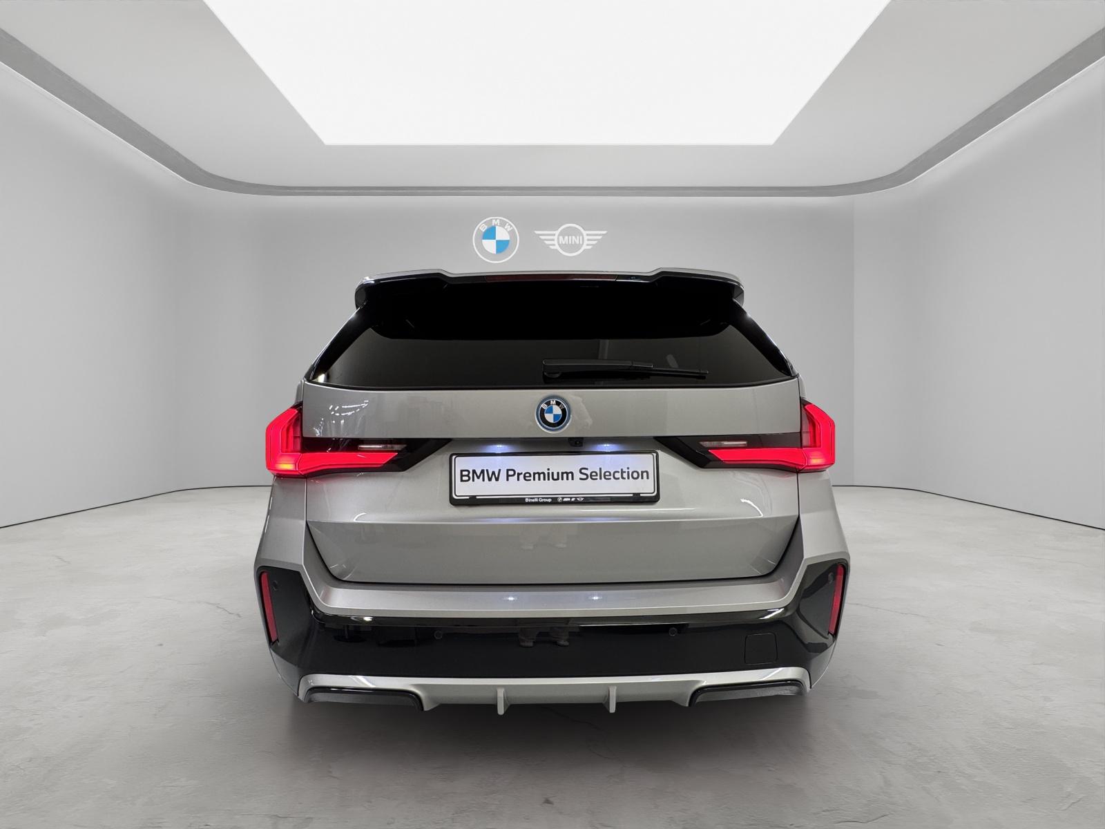 BMW iX1 30 xDrive-image-3