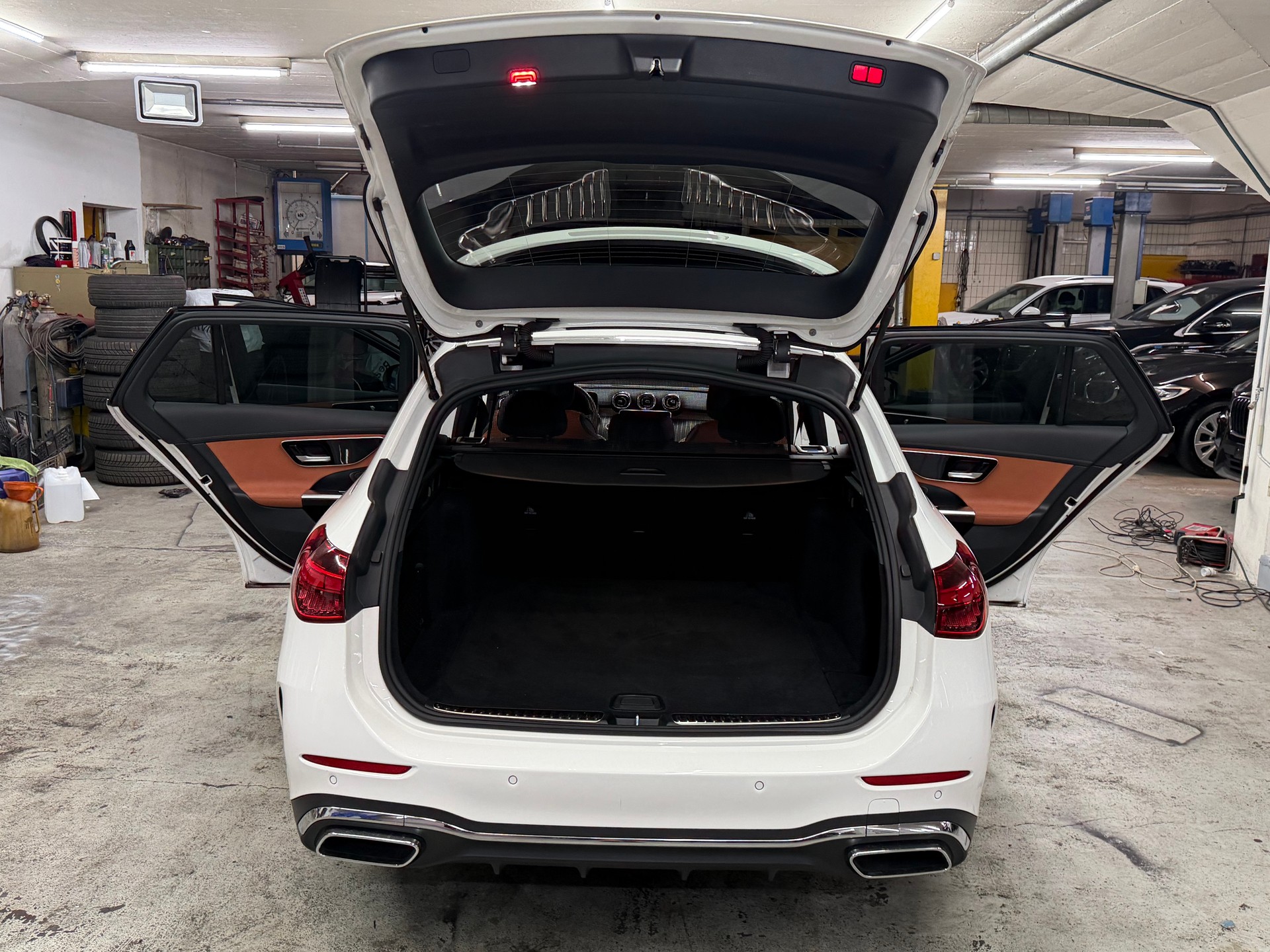 MERCEDES-BENZ C 220 d T 4Matic AMG Line-image-8