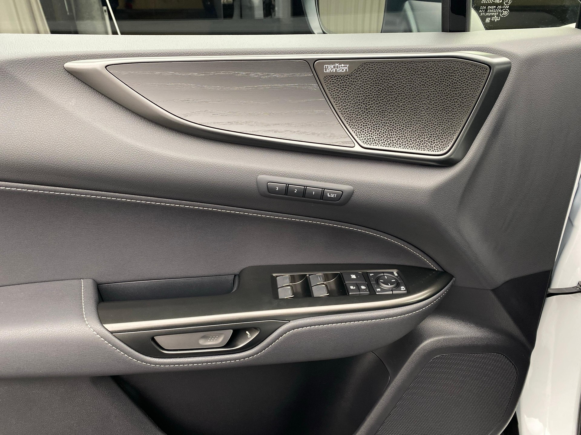 LEXUS NX 450h+ Excellence-image-16