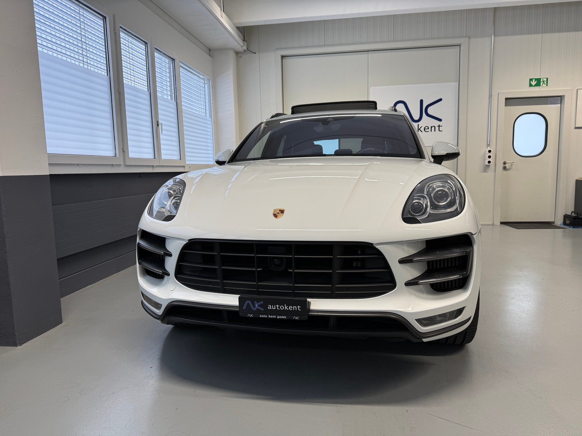 PORSCHE Macan Turbo PDK-image-1