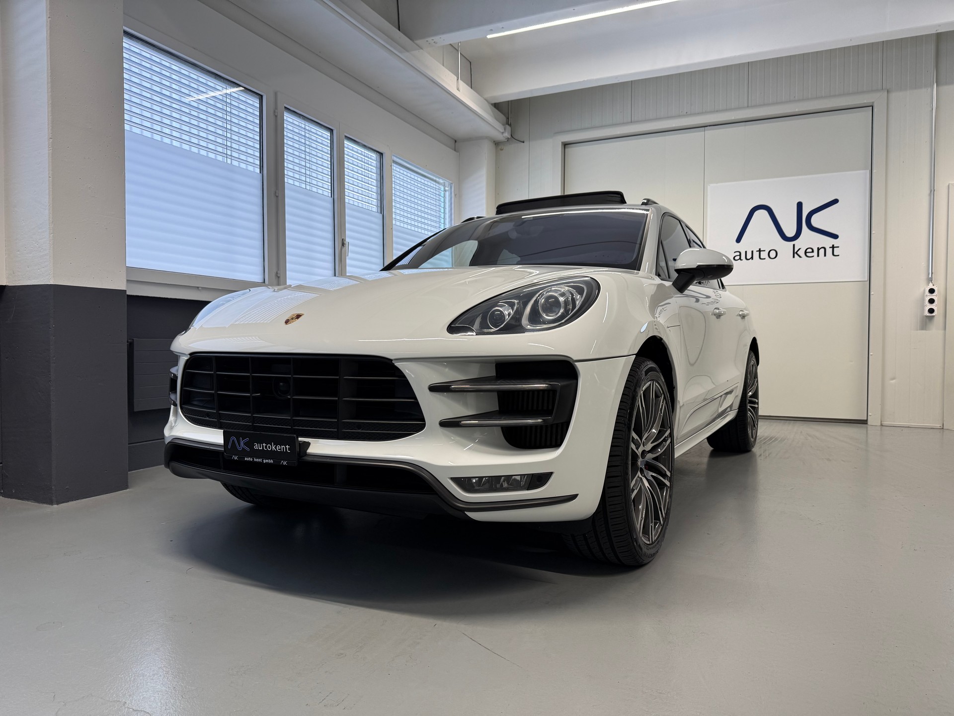 PORSCHE Macan Turbo PDK-image-0