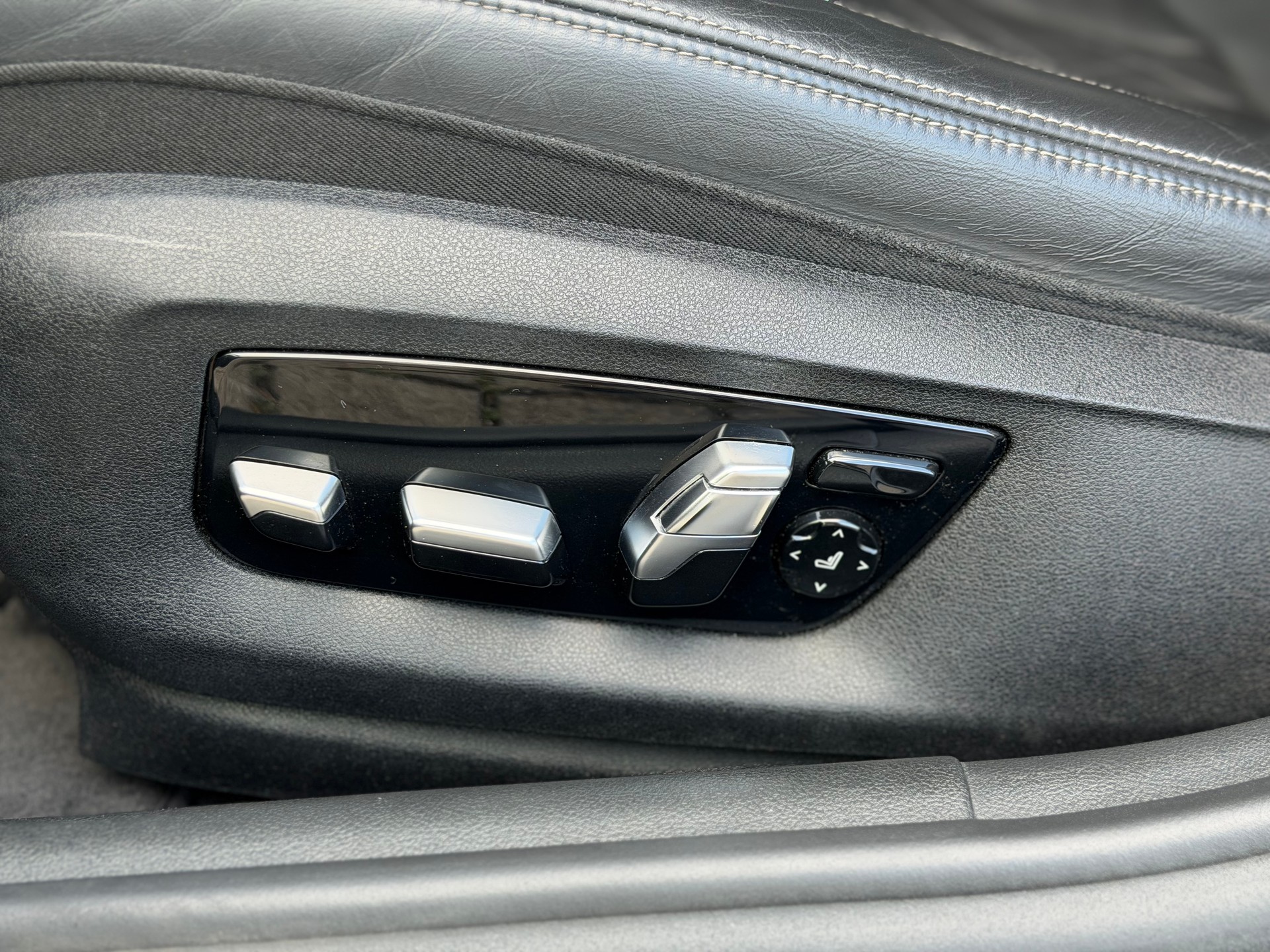 BMW 530d xDrive Touring Luxury Line Steptronic-image-26