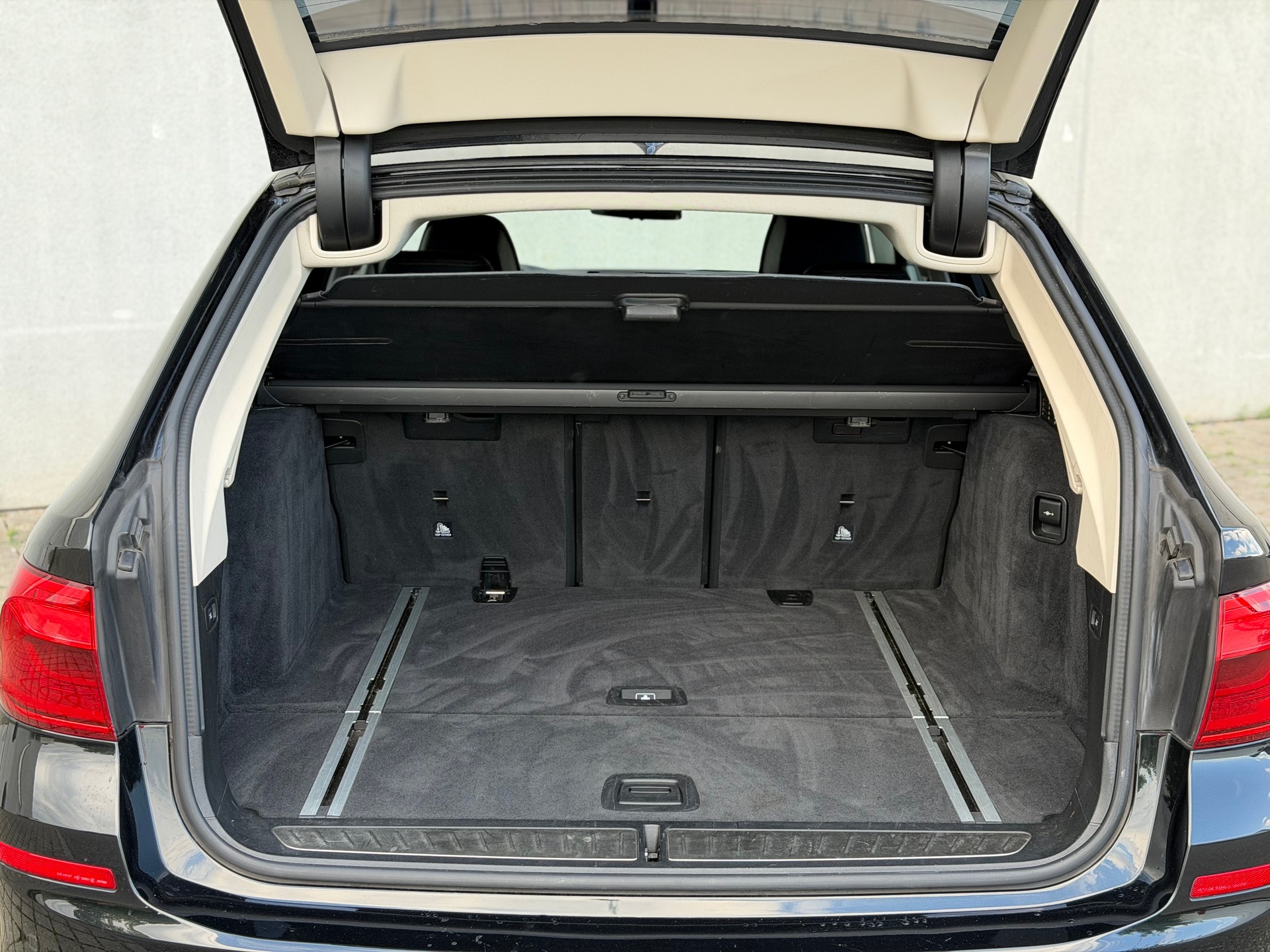 BMW 530d xDrive Touring Luxury Line Steptronic-image-6