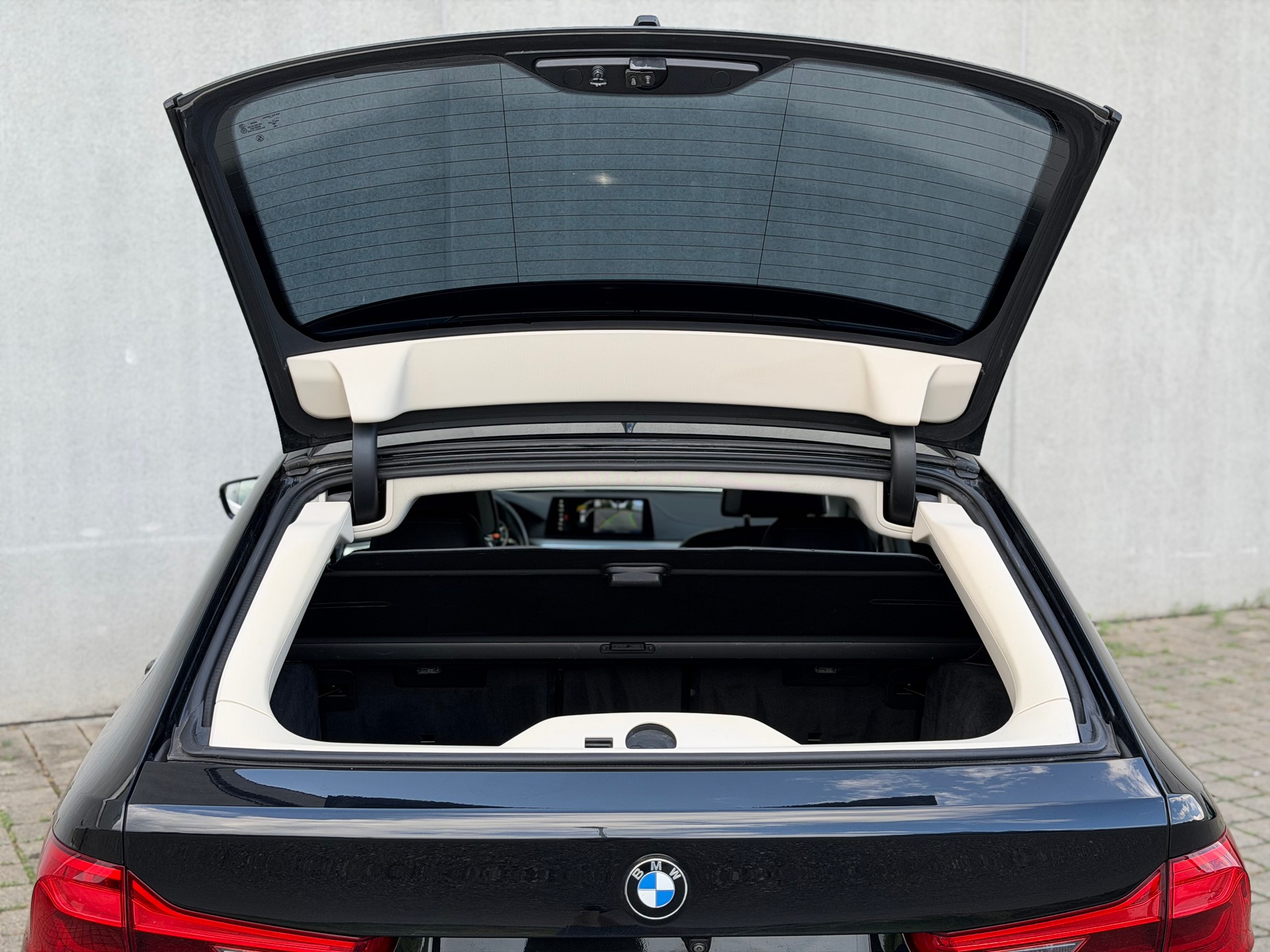 BMW 530d xDrive Touring Luxury Line Steptronic-image-5