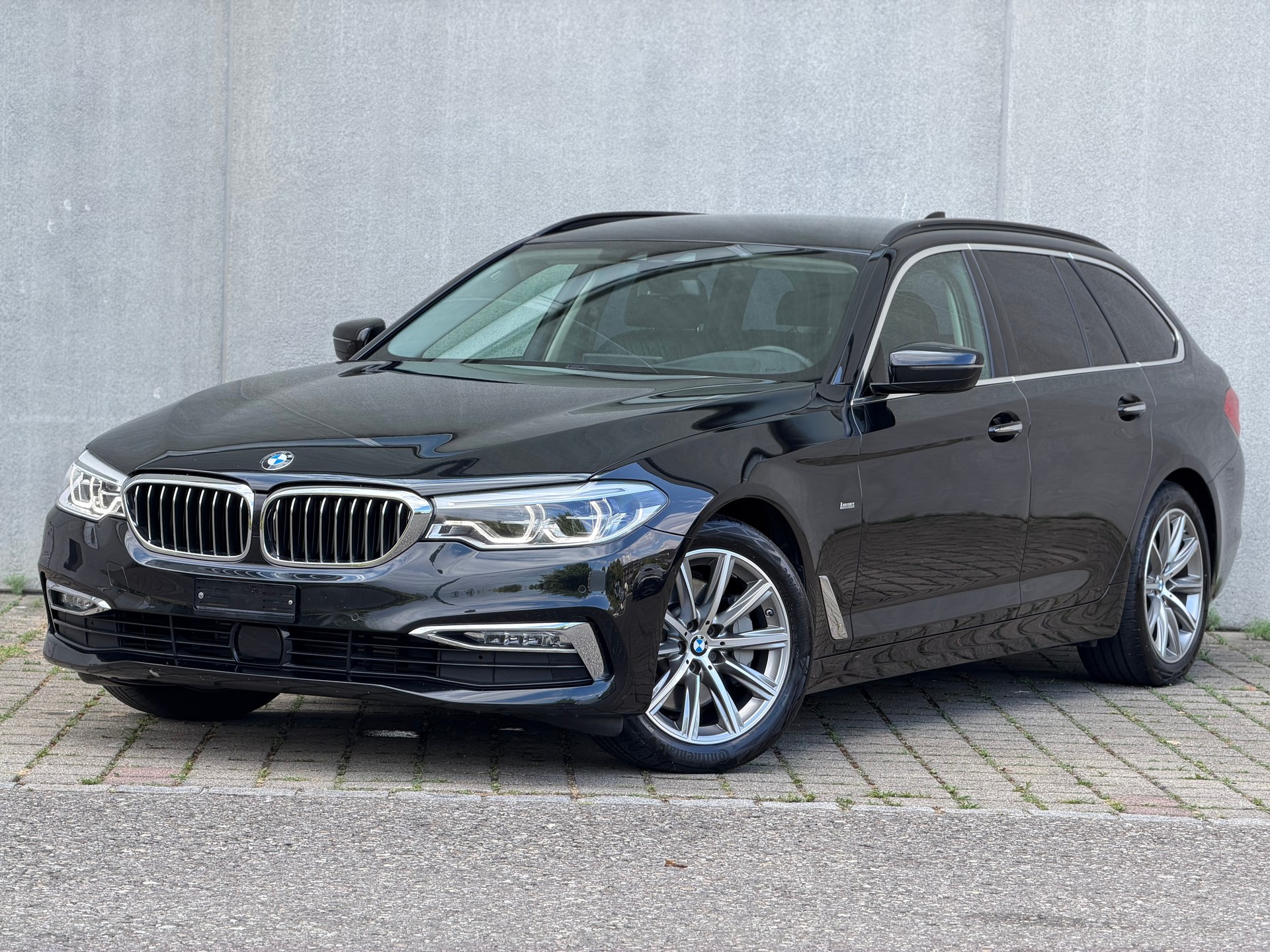 BMW 530d xDrive Touring Luxury Line Steptronic-image-0