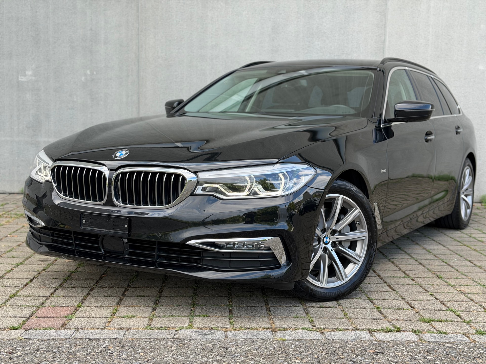 BMW 530d xDrive Touring Luxury Line Steptronic-image-1