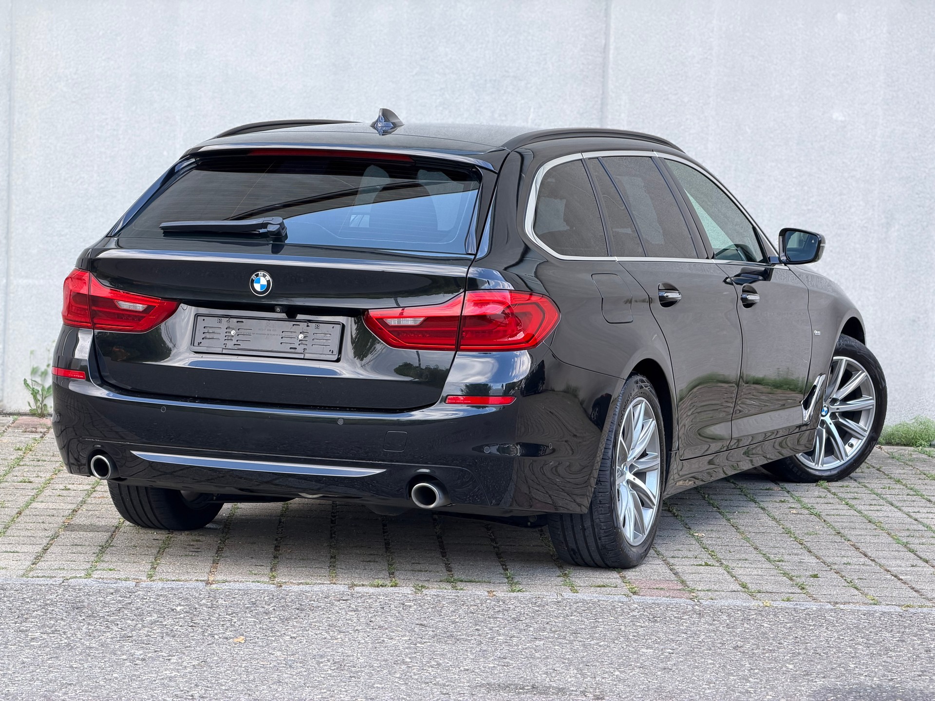 BMW 530d xDrive Touring Luxury Line Steptronic-image-3