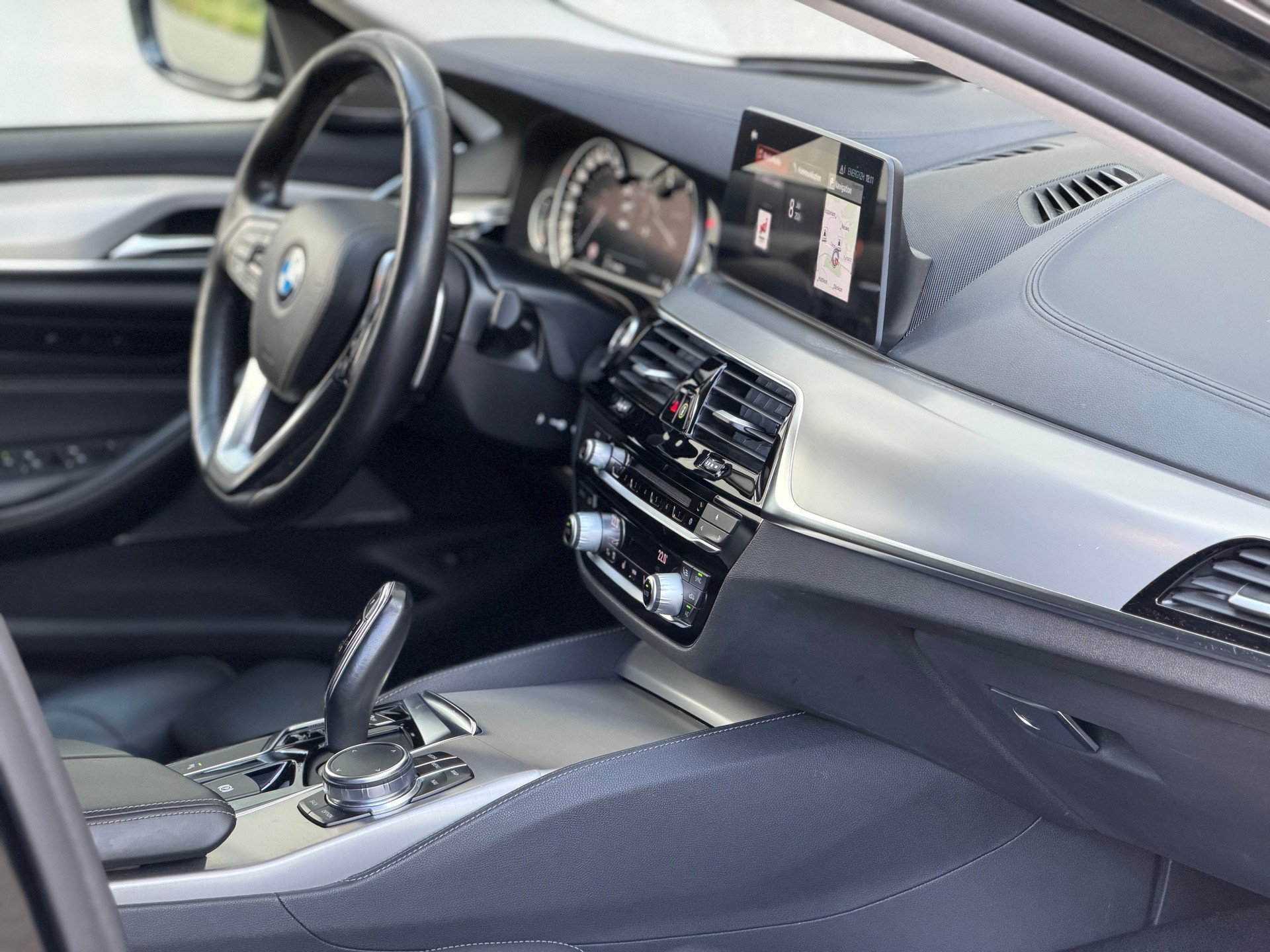 BMW 530d xDrive Touring Luxury Line Steptronic-image-10