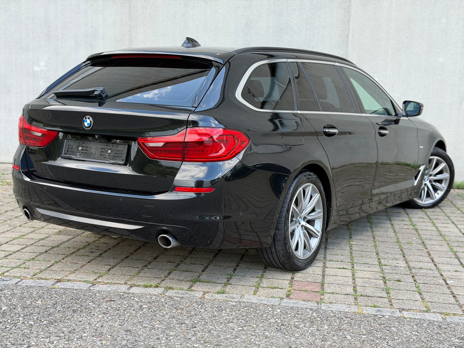 BMW 530d xDrive Touring Luxury Line Steptronic-image-4