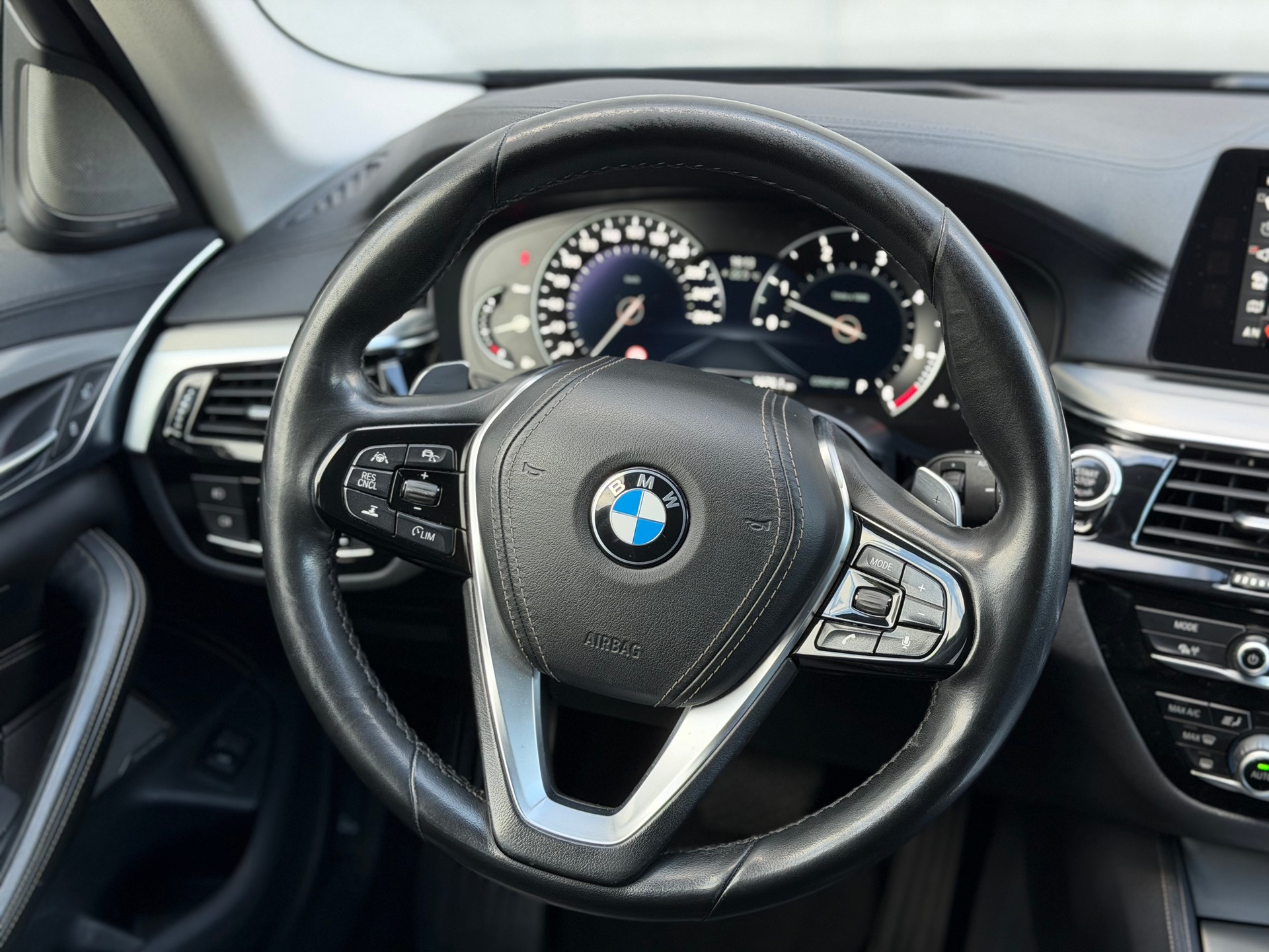 BMW 530d xDrive Touring Luxury Line Steptronic-image-16