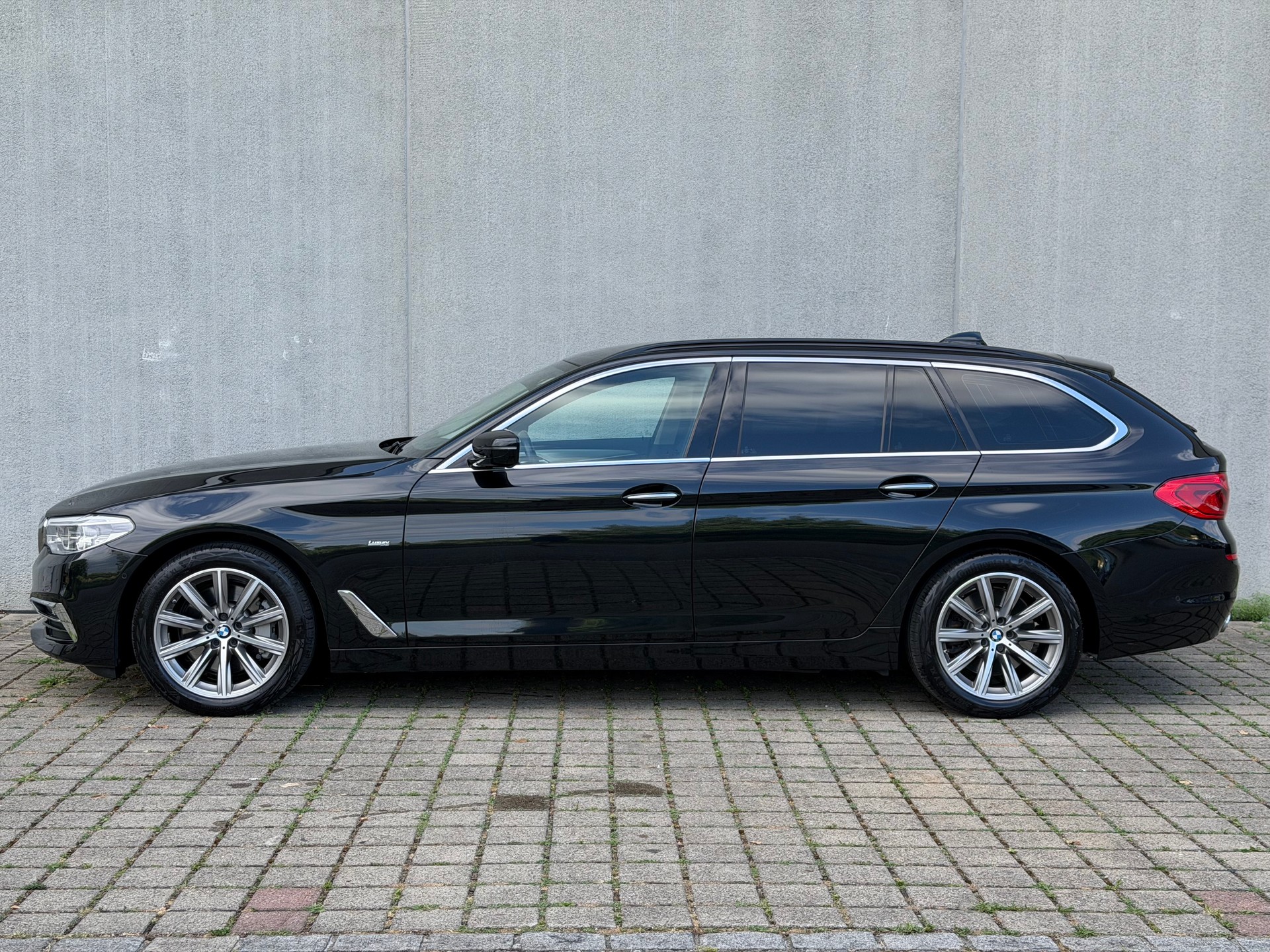 BMW 530d xDrive Touring Luxury Line Steptronic-image-2