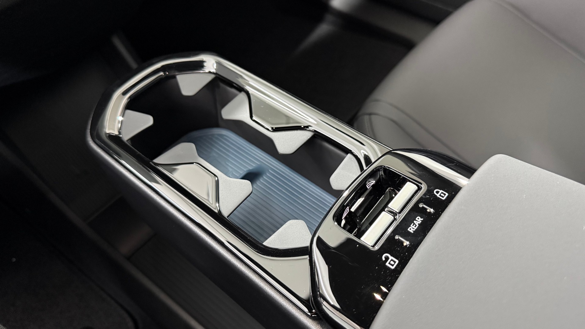 VOLVO EX 30 E60 Twin Ultra Performanc-image-12