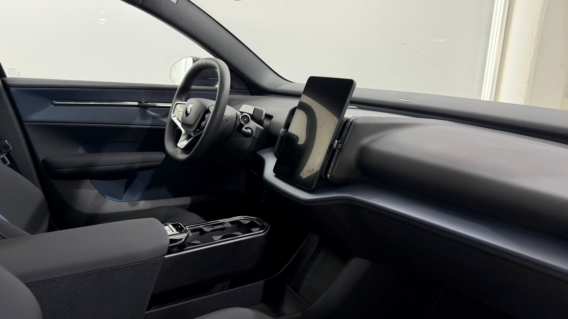 VOLVO EX 30 E60 Twin Ultra Performanc-image-3