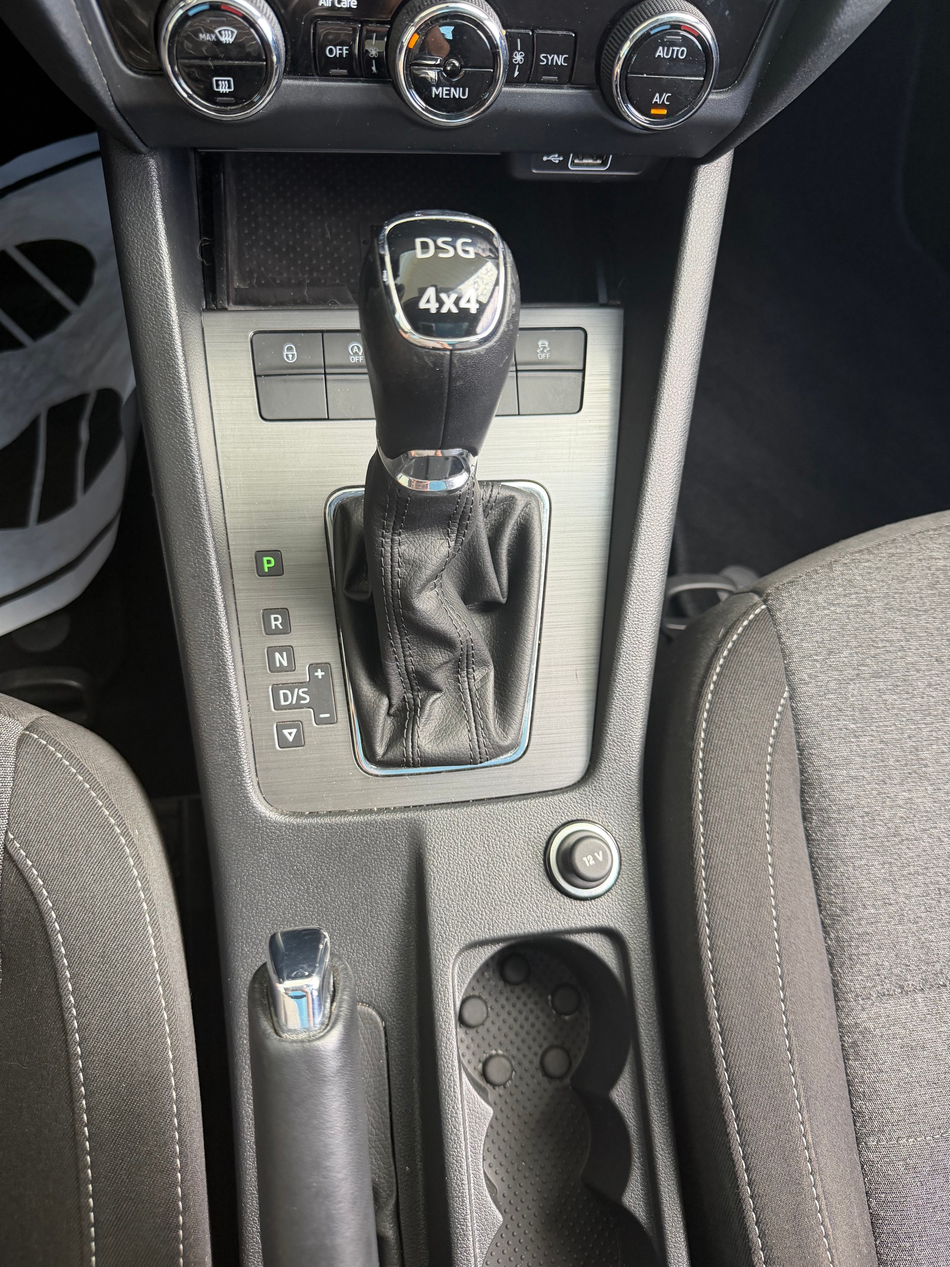 SKODA Octavia Combi 2.0 TSI Soleil 4x4 DSG-image-9