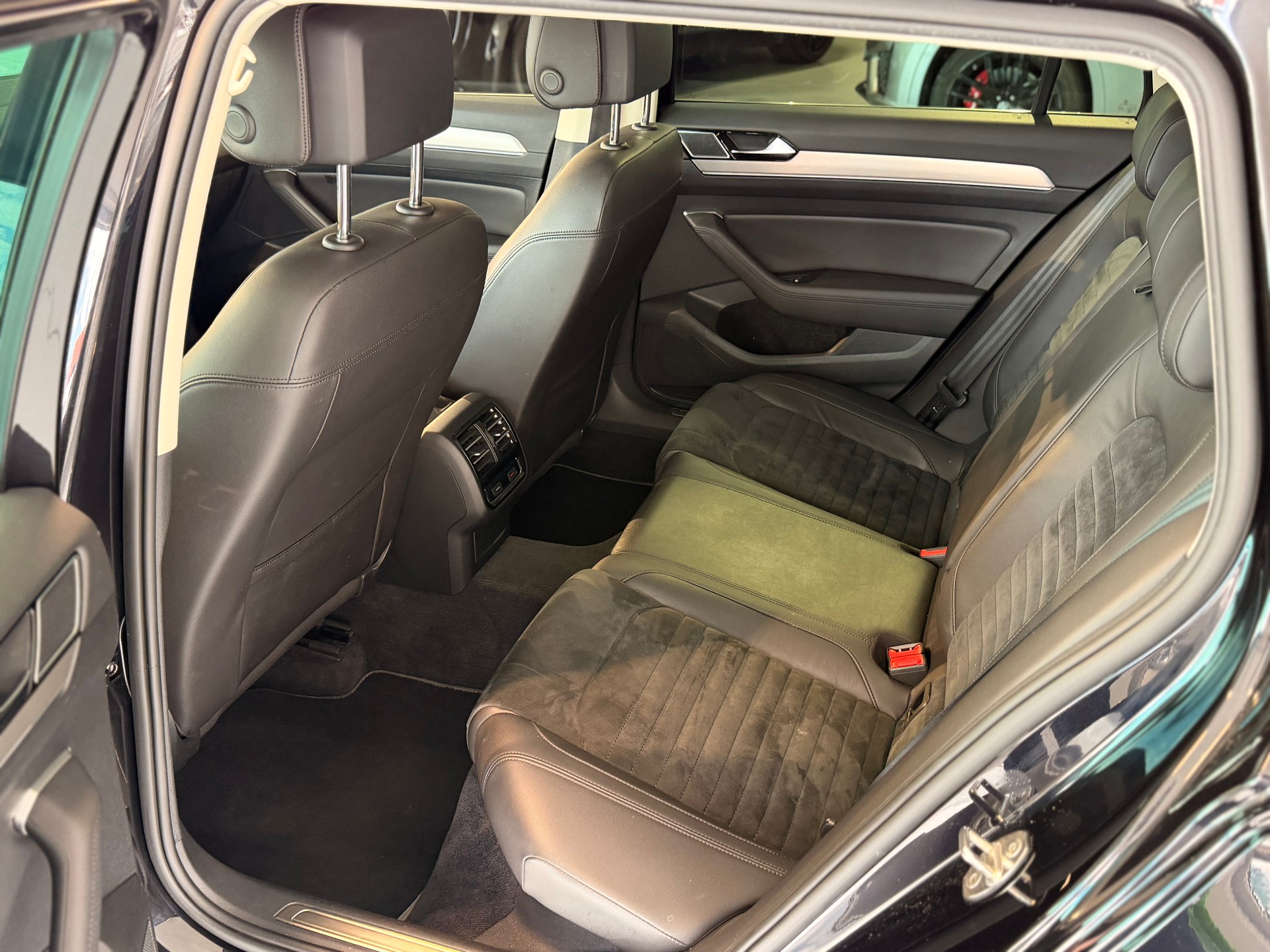 VW Passat Variant 2.0 TDI SCR BMT Highline DSG-image-16