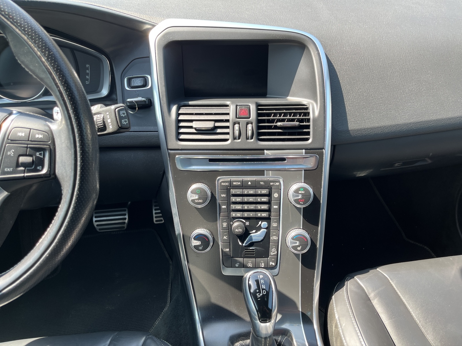 VOLVO XC60 D5 AWD Momentum R-Design Geartronic-image-11