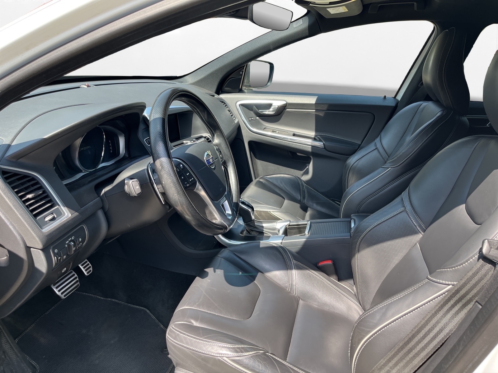 VOLVO XC60 D5 AWD Momentum R-Design Geartronic-image-8
