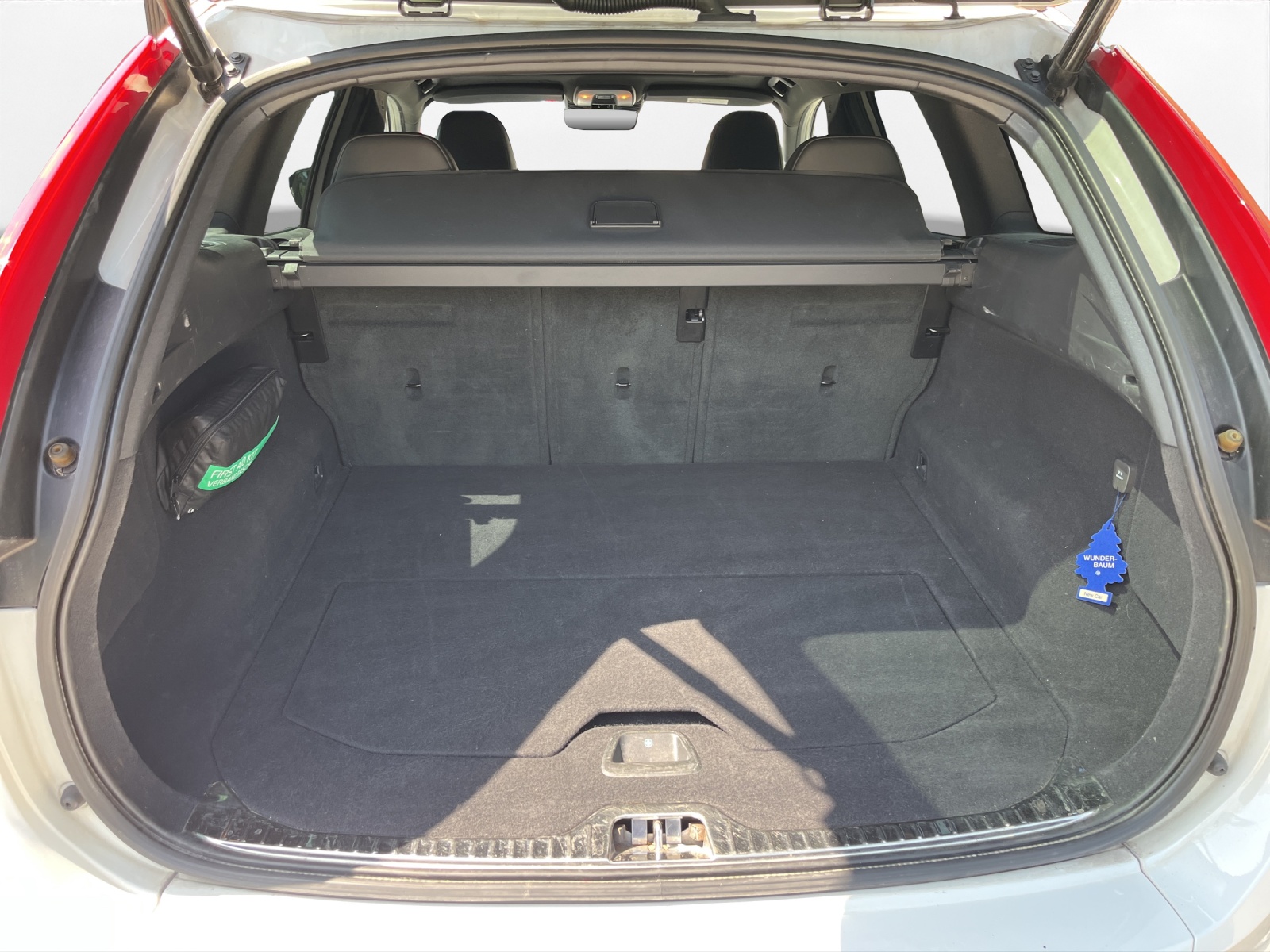 VOLVO XC60 D5 AWD Momentum R-Design Geartronic-image-12