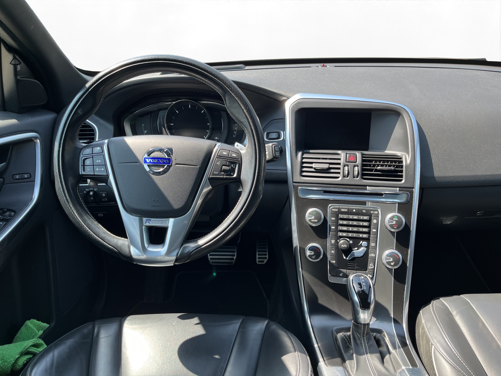 VOLVO XC60 D5 AWD Momentum R-Design Geartronic-image-10