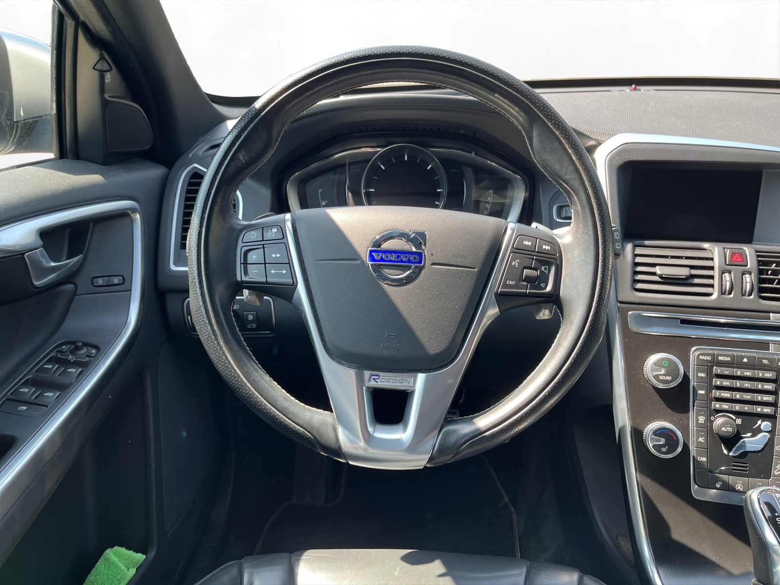 VOLVO XC60 D5 AWD Momentum R-Design Geartronic-image-9
