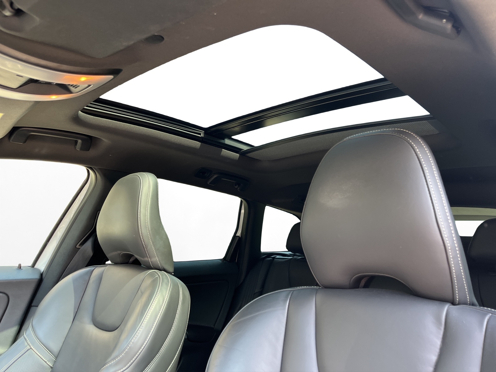VOLVO XC60 D5 AWD Momentum R-Design Geartronic-image-13