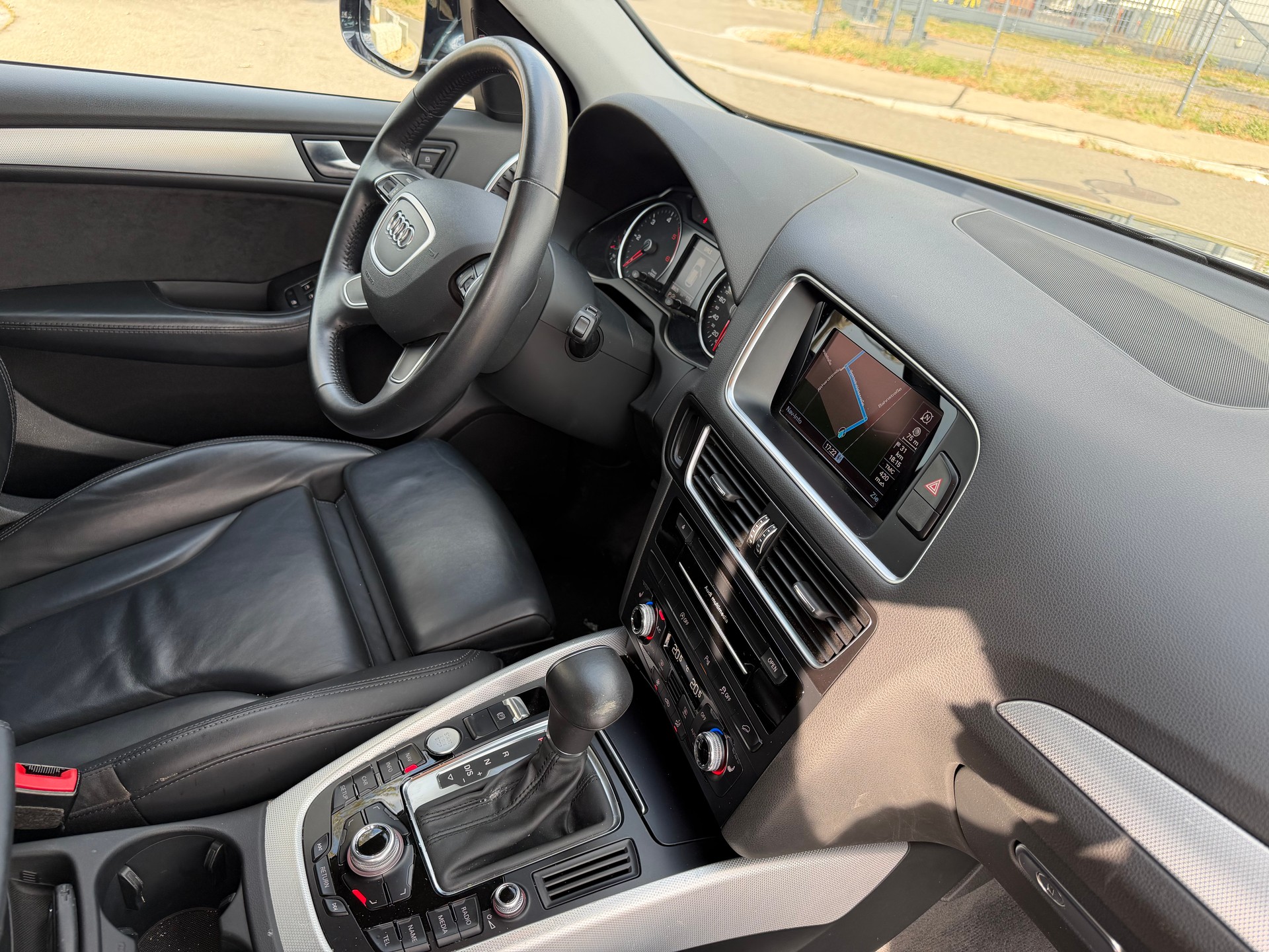 AUDI Q5 2.0 TDI quattro-image-13