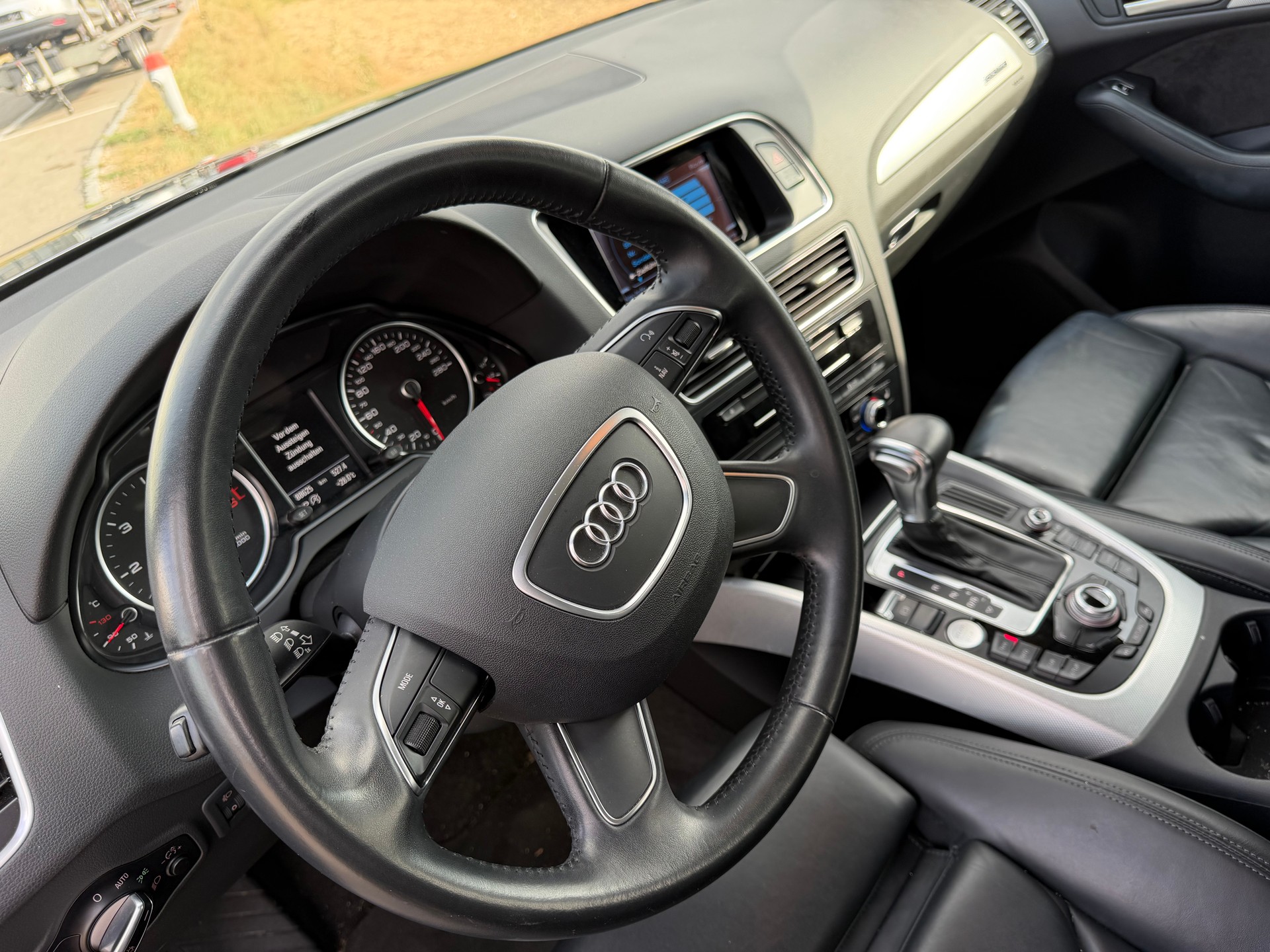 AUDI Q5 2.0 TDI quattro-image-12