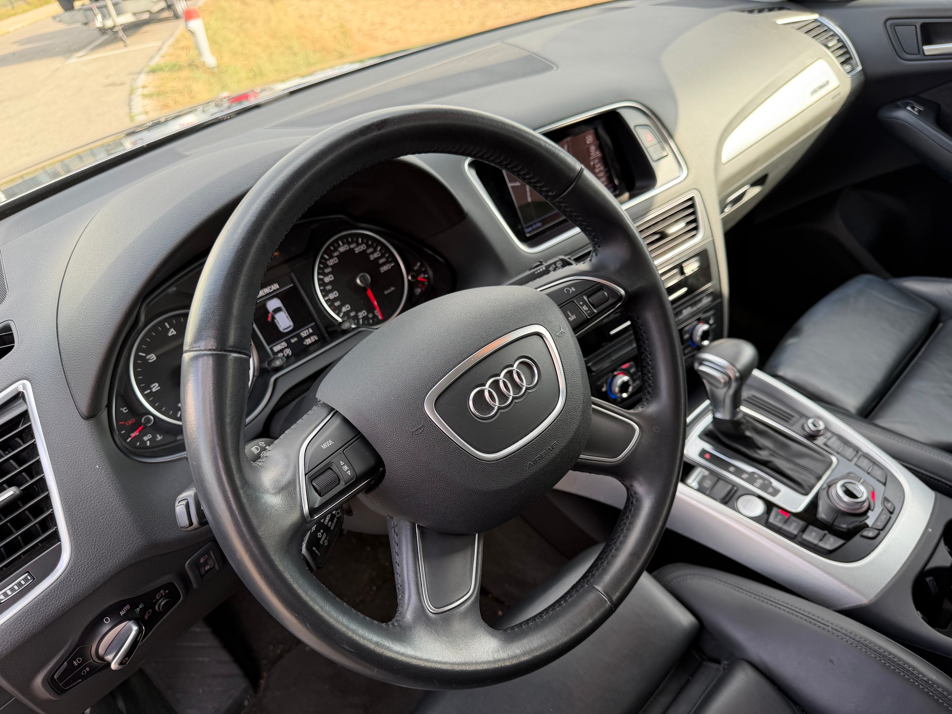 AUDI Q5 2.0 TDI quattro-image-11