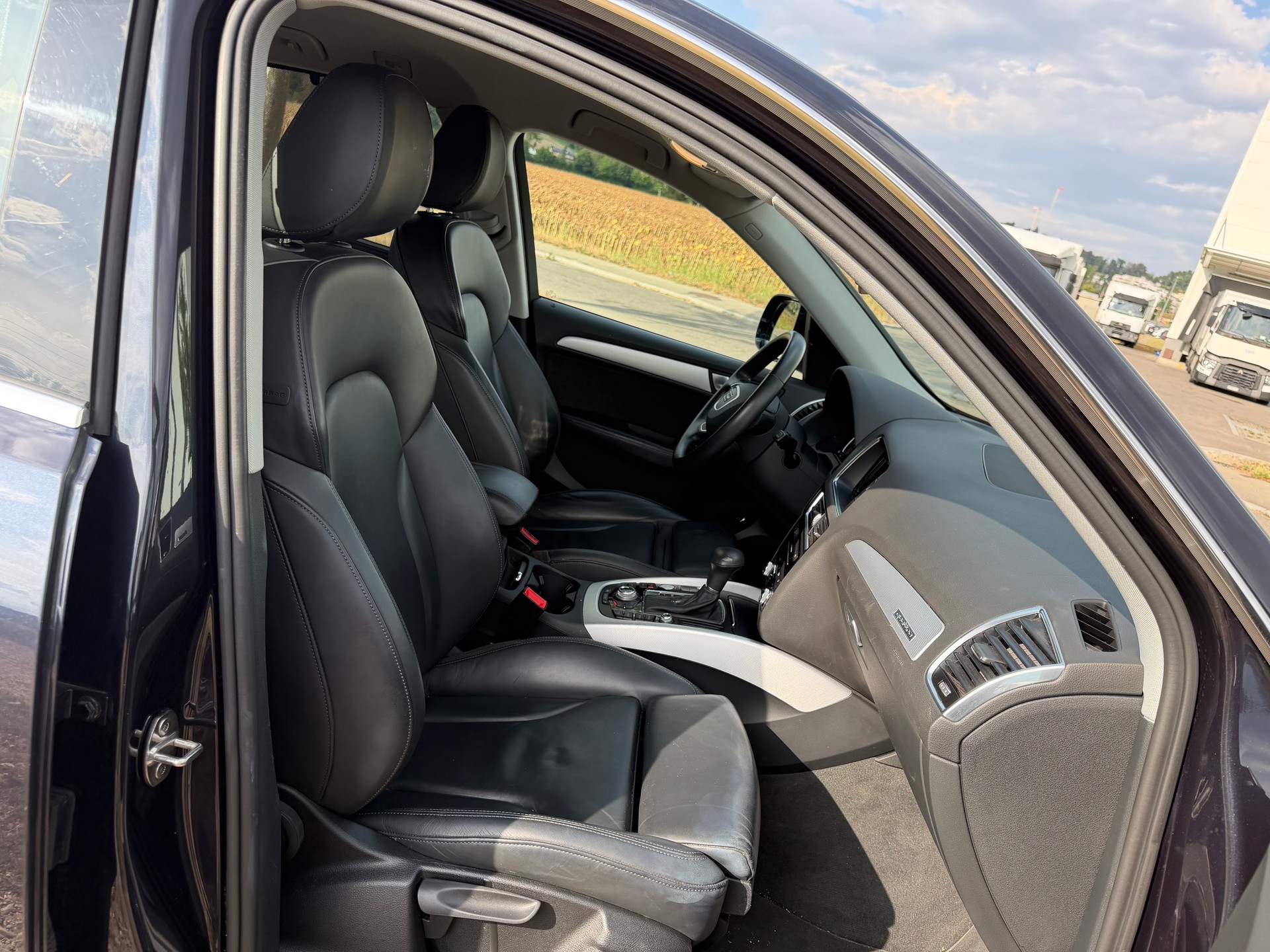 AUDI Q5 2.0 TDI quattro-image-19