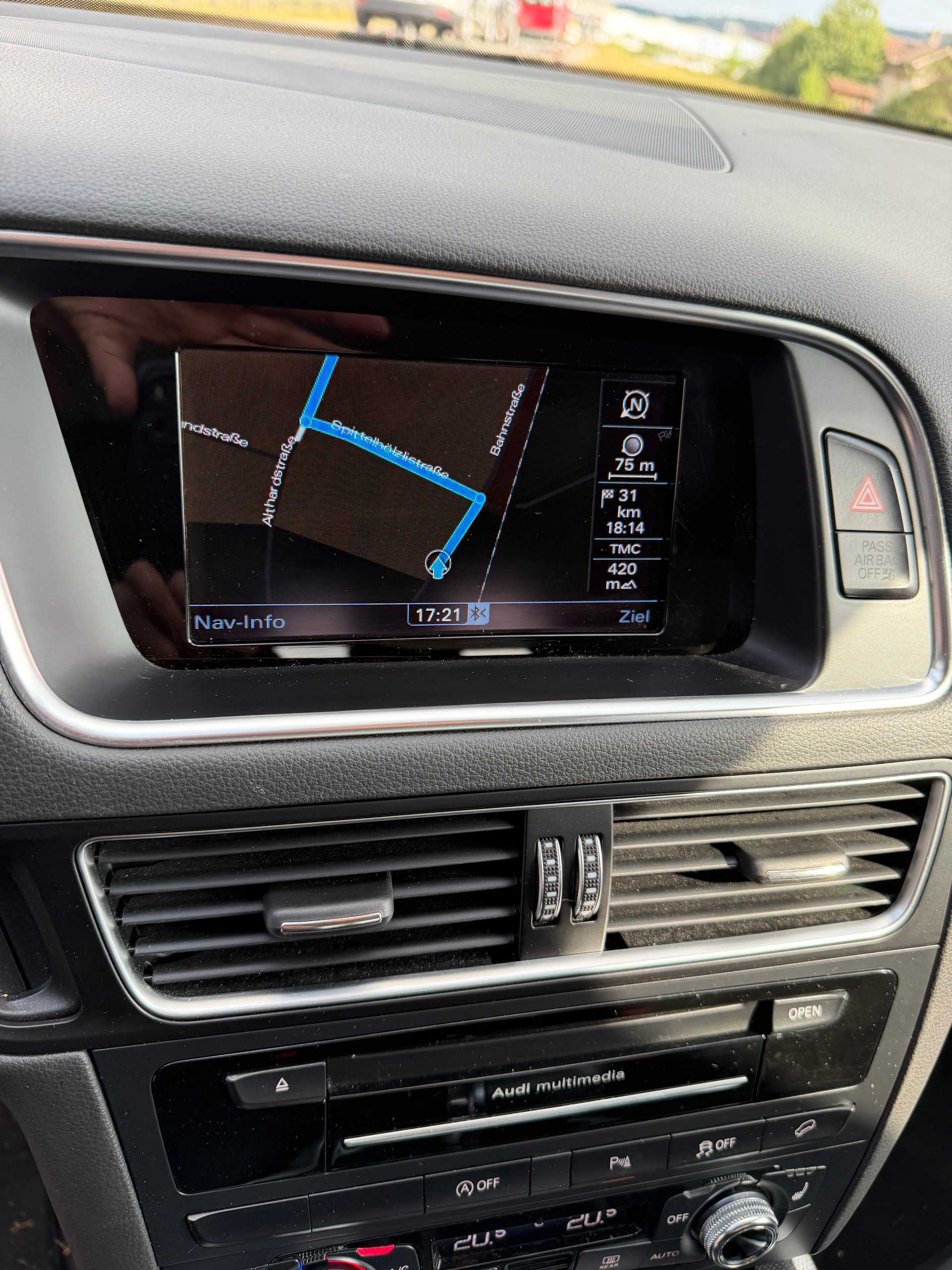 AUDI Q5 2.0 TDI quattro-image-16