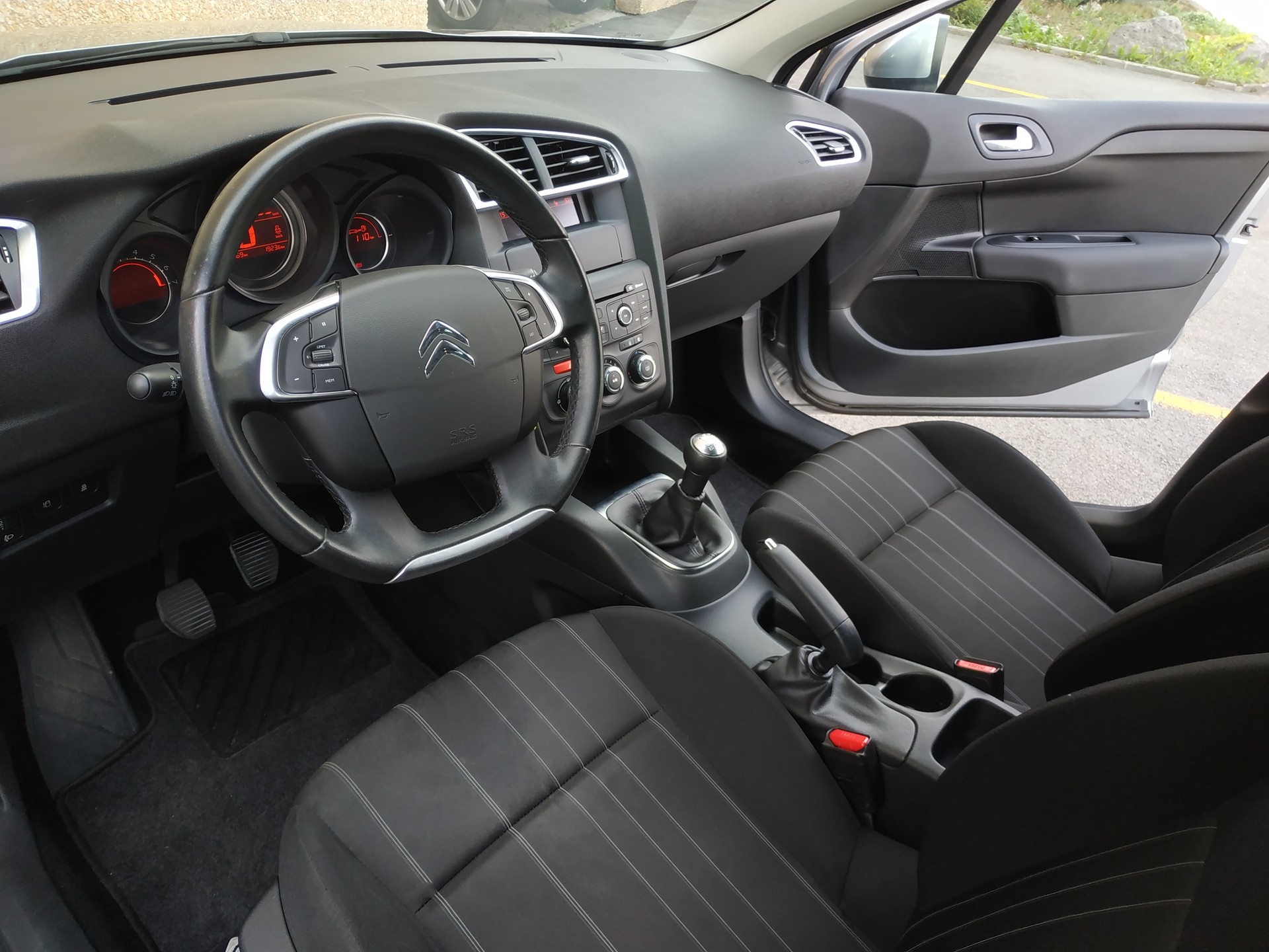 CITROEN C4 1.2 Pure Tech Live Edition-image-9
