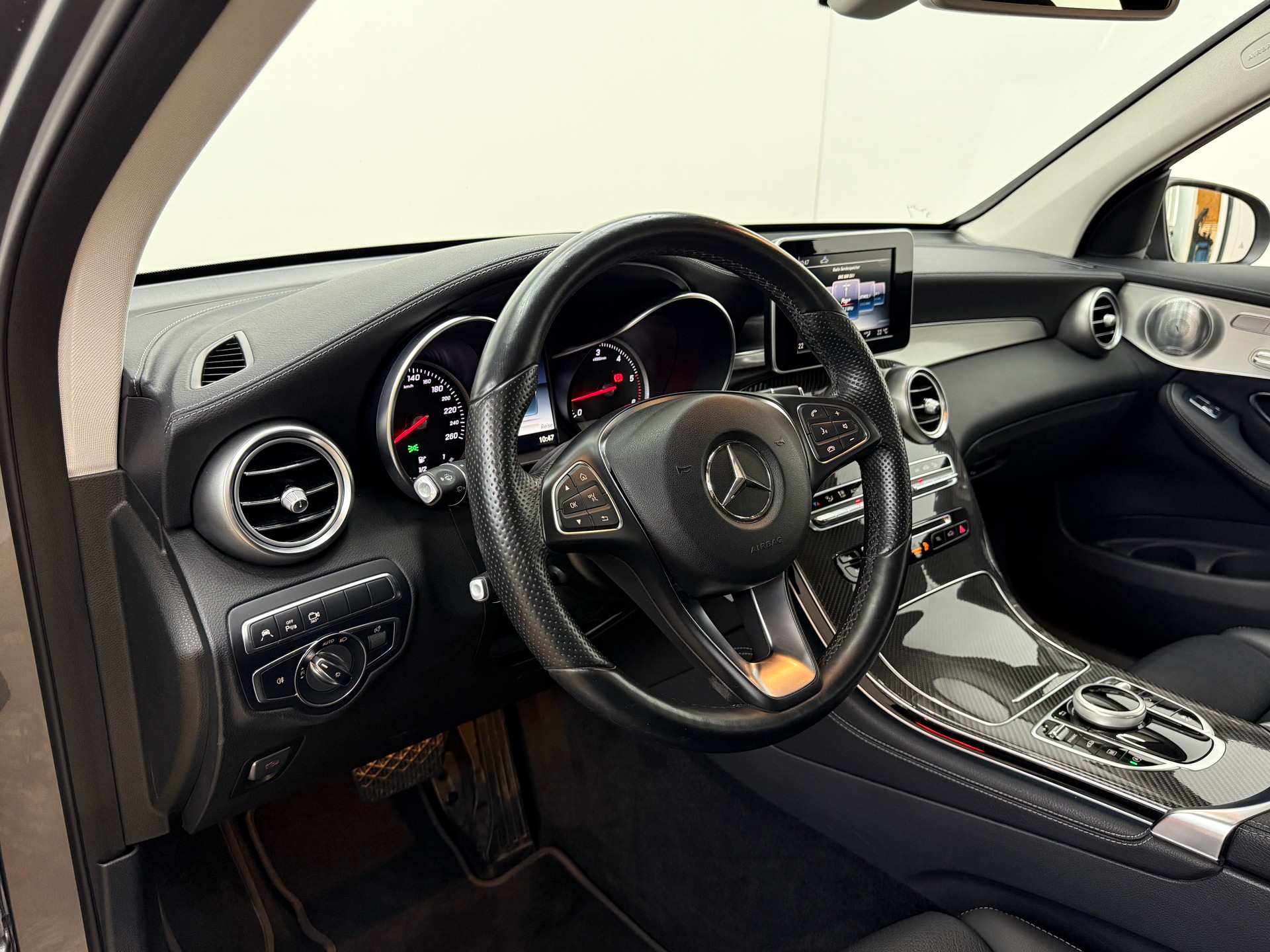 MERCEDES-BENZ GLC 350 d AMG Line 4Matic 9G-Tronic-image-25