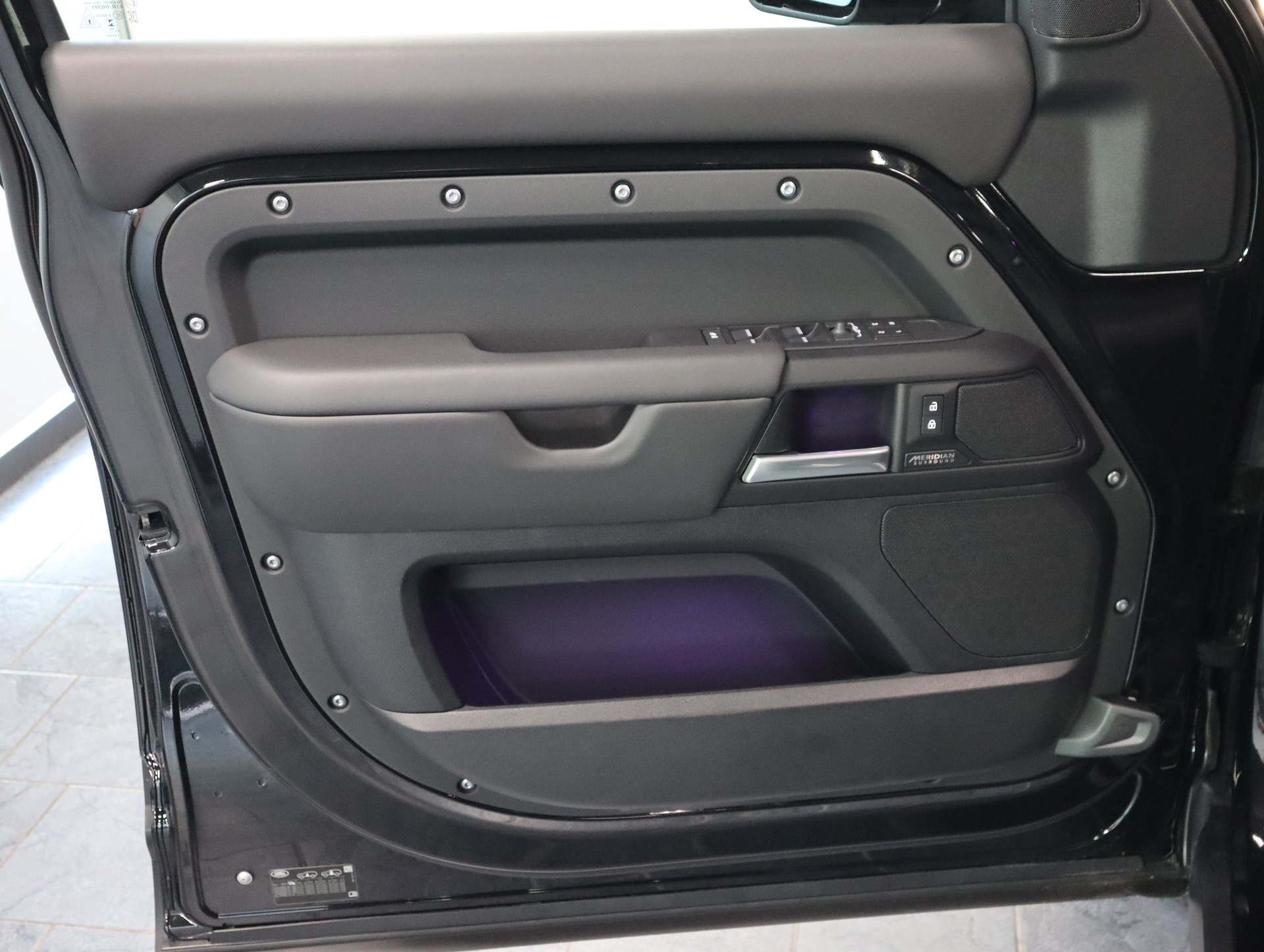 LAND ROVER Defender 110 3.0 D I6 350 X-Dynamic HSE AWD AT8-image-10