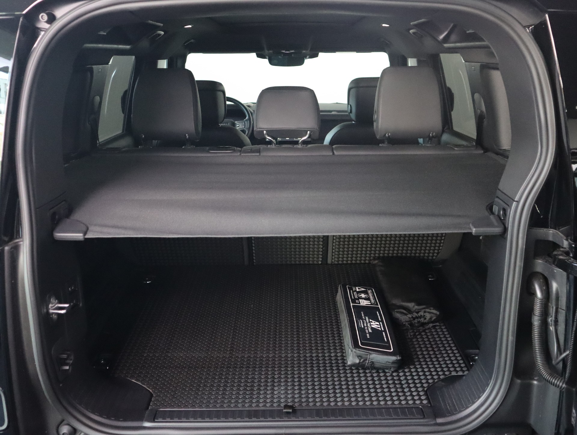 LAND ROVER Defender 110 3.0 D I6 350 X-Dynamic HSE AWD AT8-image-26