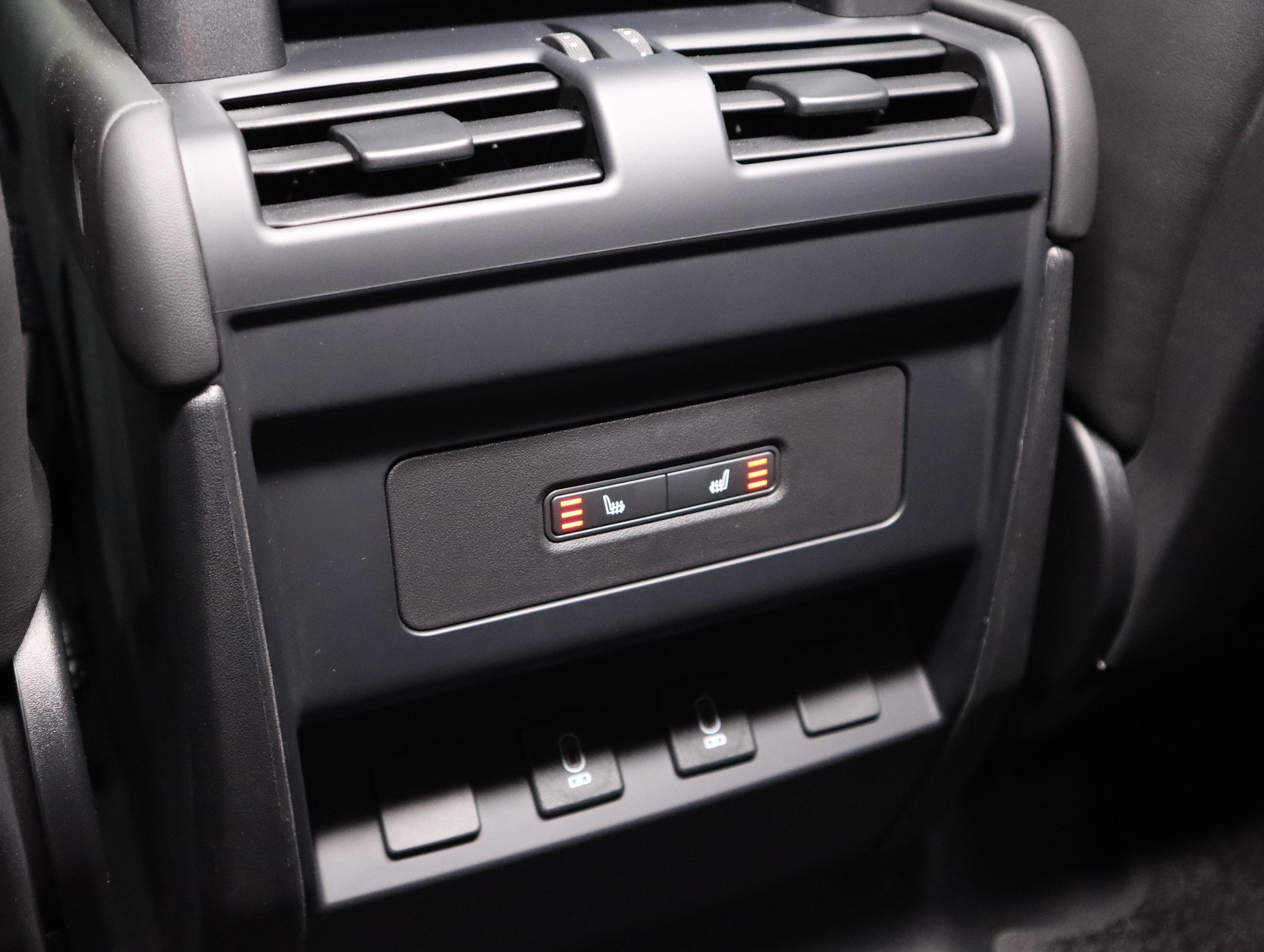 LAND ROVER Defender 110 3.0 D I6 350 X-Dynamic HSE AWD AT8-image-24