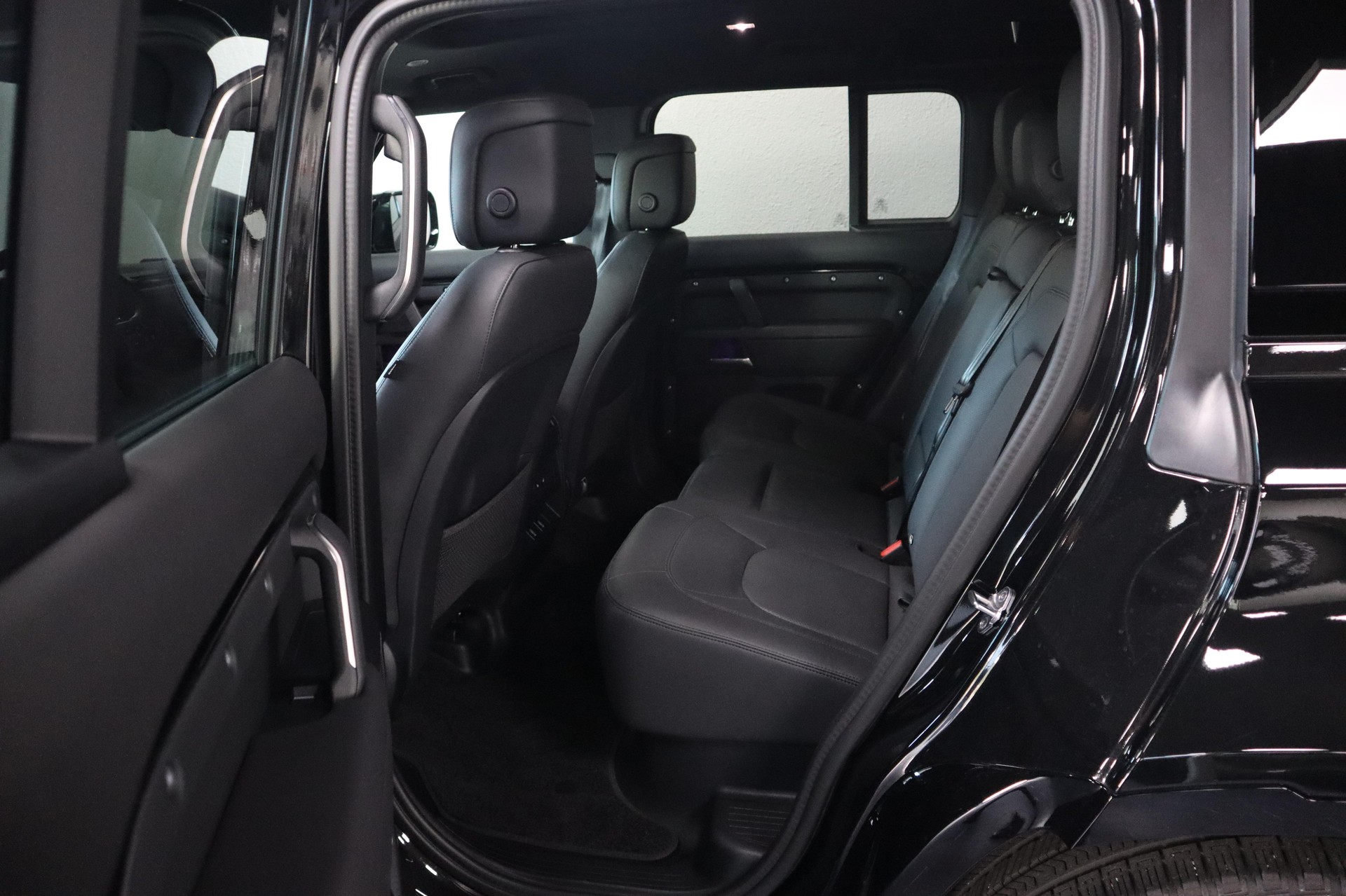 LAND ROVER Defender 110 3.0 D I6 350 X-Dynamic HSE AWD AT8-image-9