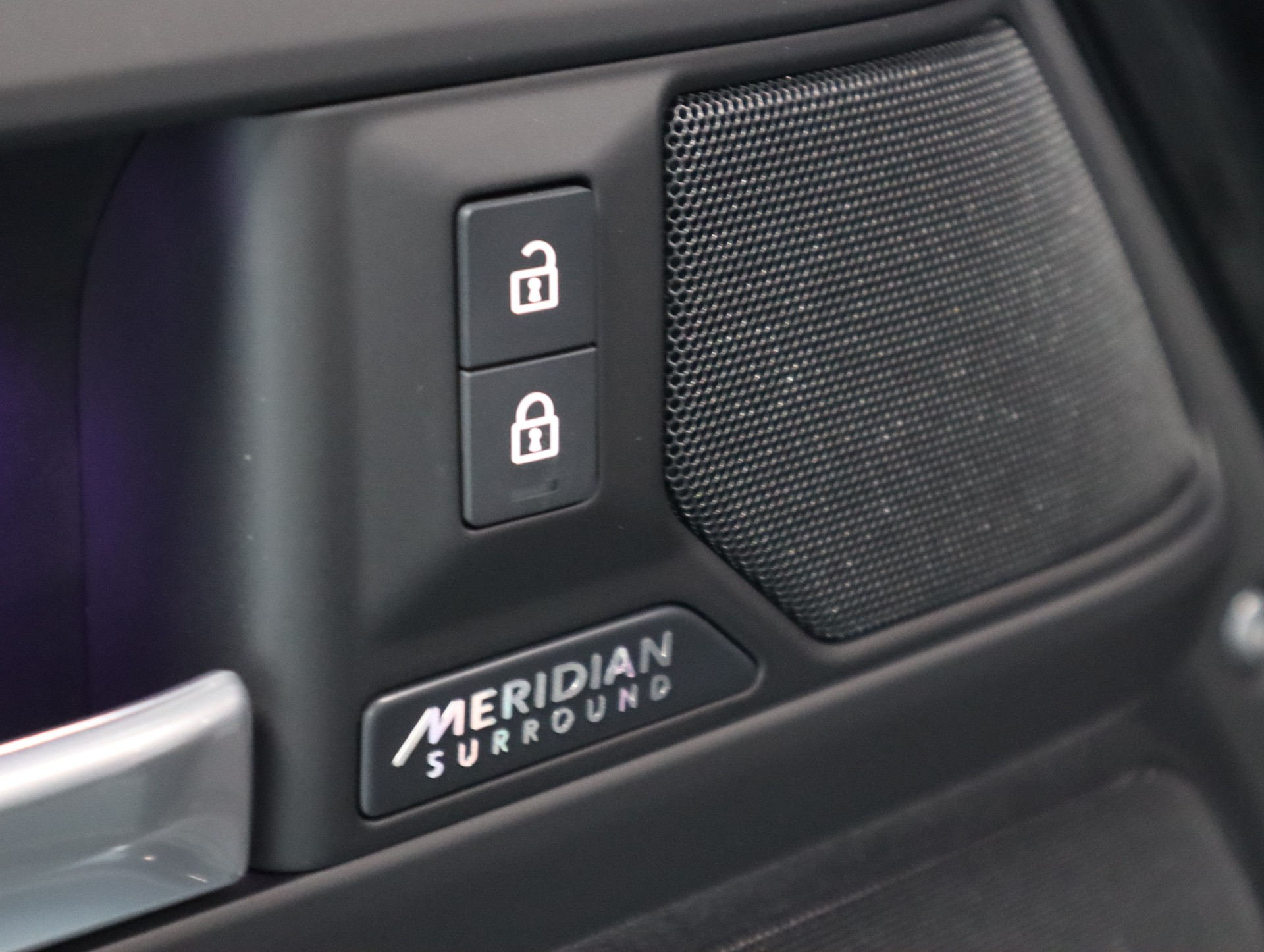 LAND ROVER Defender 110 3.0 D I6 350 X-Dynamic HSE AWD AT8-image-11