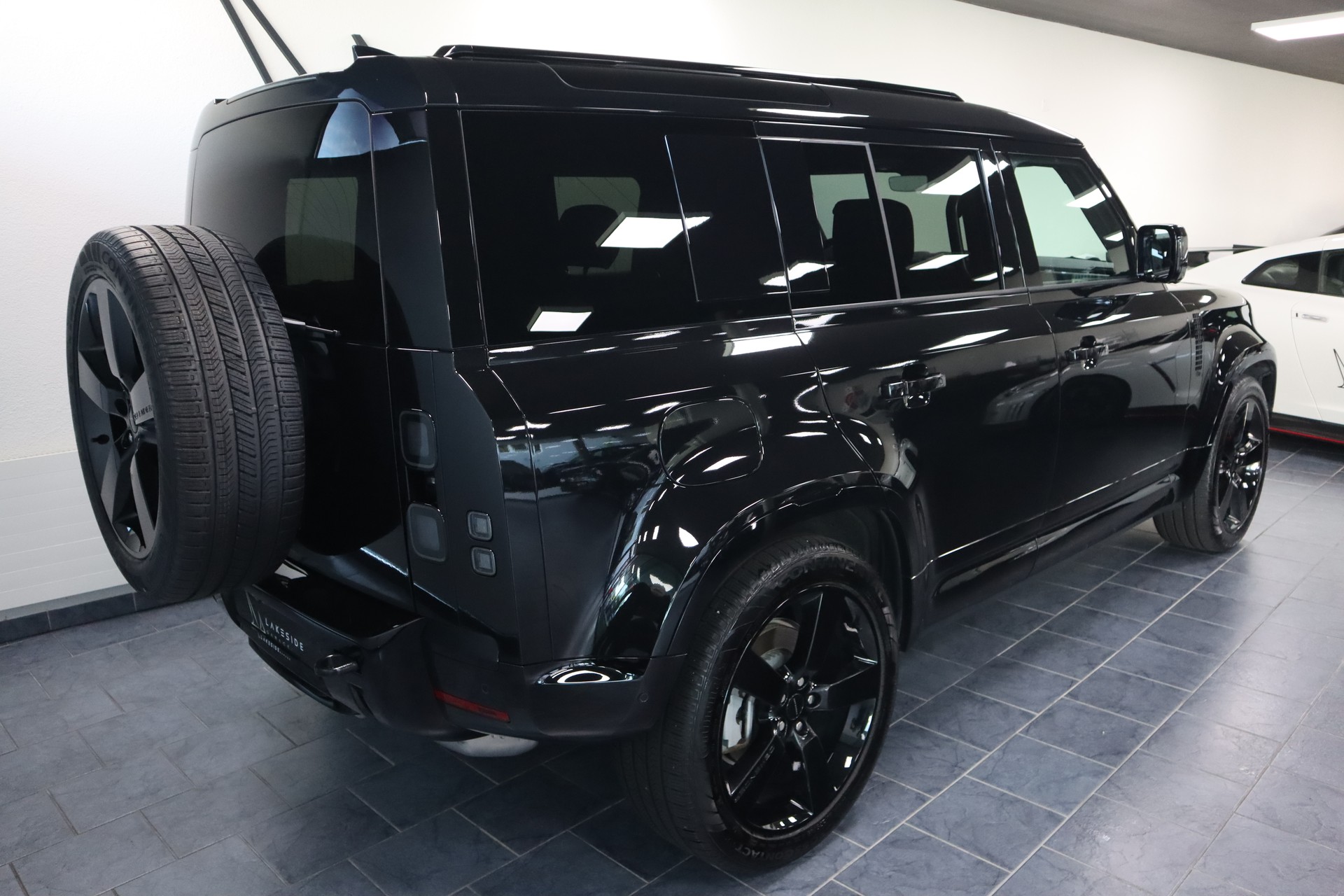 LAND ROVER Defender 110 3.0 D I6 350 X-Dynamic HSE AWD AT8-image-3