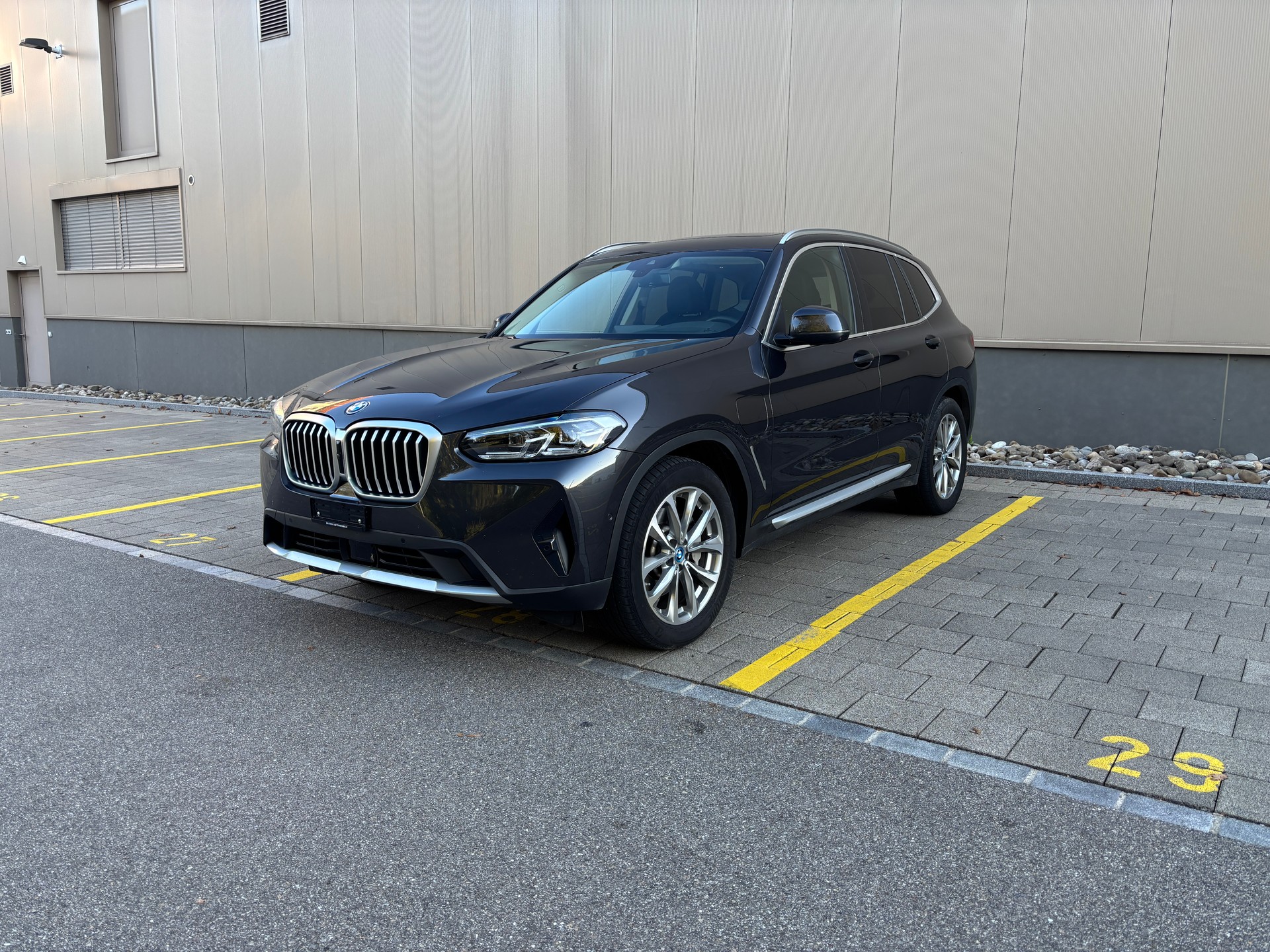 BMW 30e xDrive-image-1
